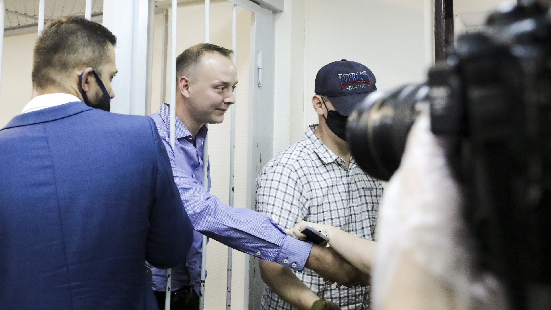 Der Berater der russischen Raumfahrtbehörde, Iwan Safronow, in einem Gerichtssaal hinter Gittern | dpa