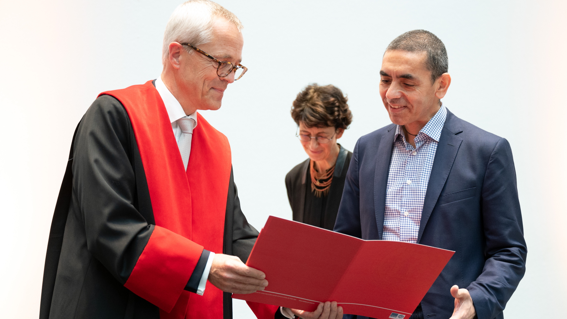 Die Gründer der deutschen Pharmafirma BioNTech/Pfizer, Özlem Türeci und Ugur Sahin, sind mit der Ehrendoktorwürde der medizinischen Fakultät der Universität Köln ausgezeichnet worden. | dpa