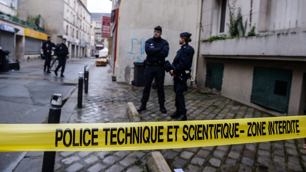 Absperrung in der Straße in Saint-Denis, in der die Razzia stattfand | null