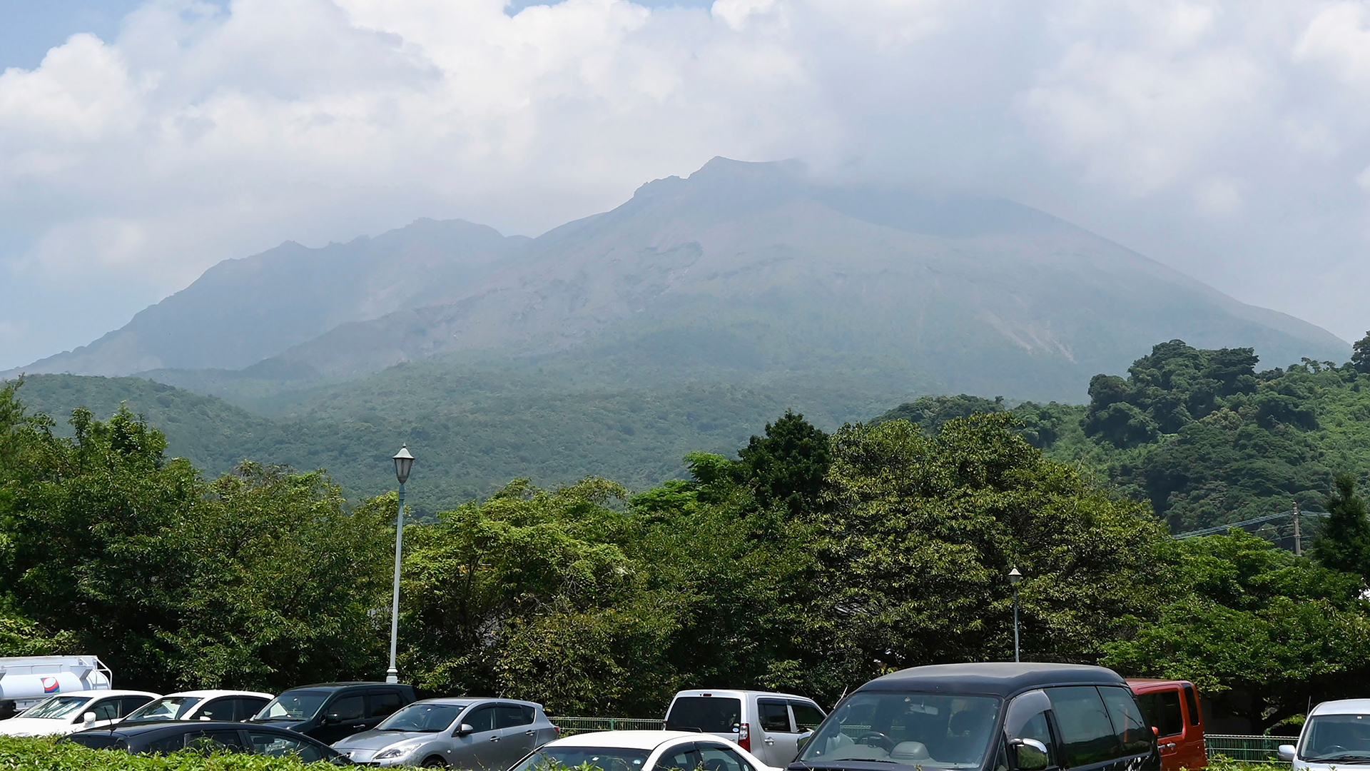 Der Vulkan Sakurajima ist von einem Schutzraum auf der südlichen Insel Kyushu aus zu gesehen. | dpa