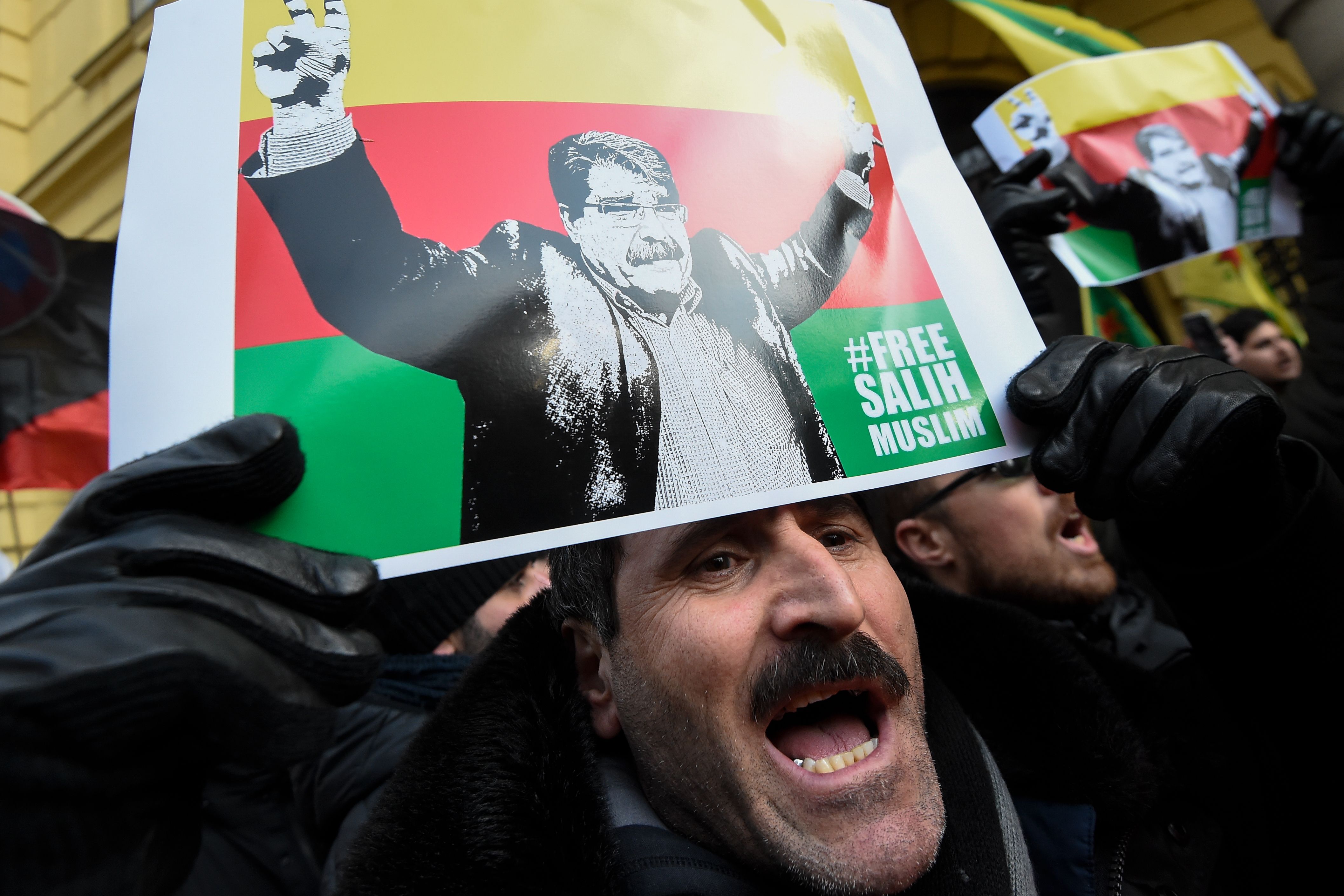 Ein Unterstützer des Kurdenpolitikers Saleh Muslim protestiert gegen dessen Festnahme in Prag (Archivbild). | AFP