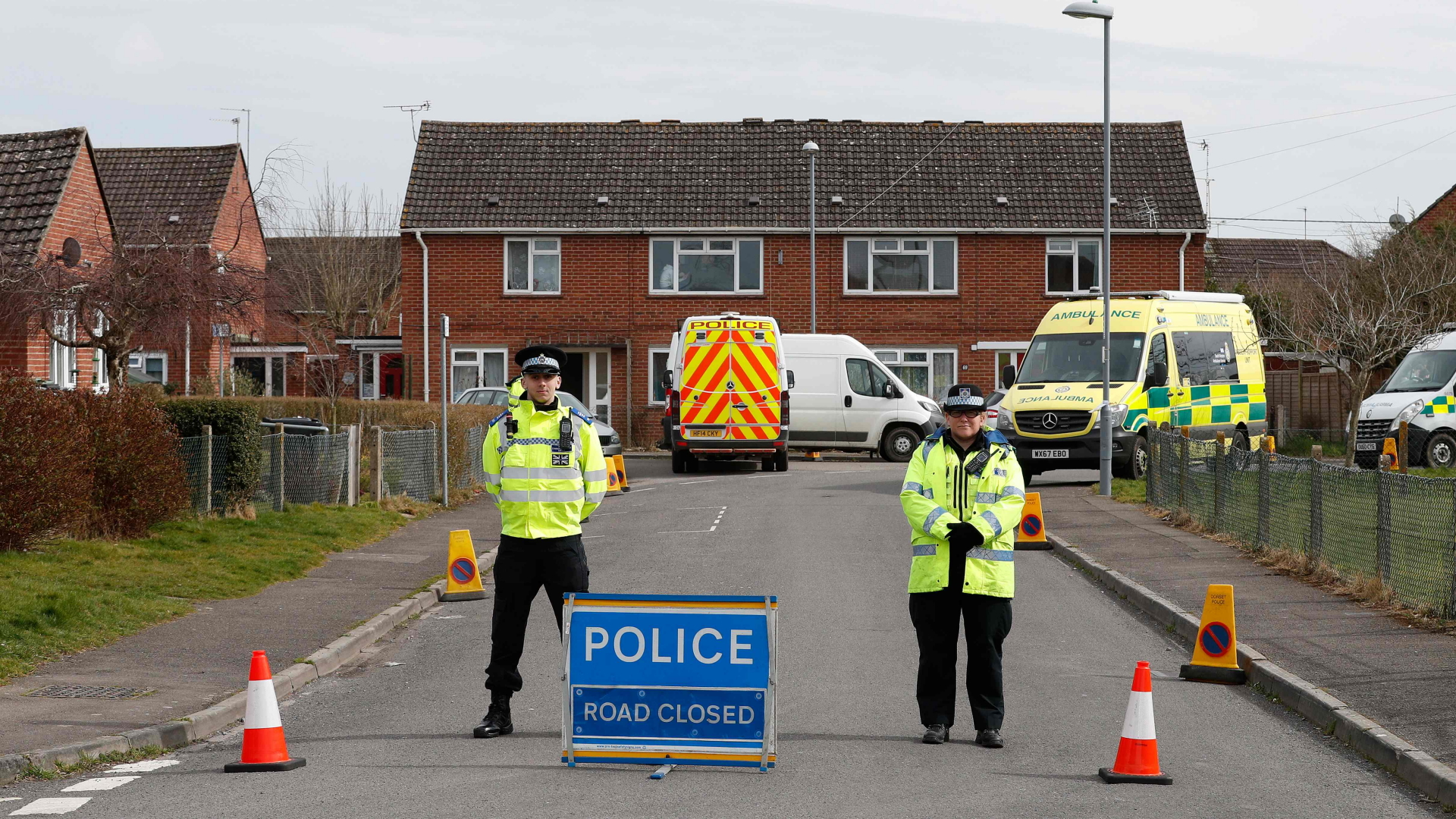 Polizisten vor einer Absperrung in Salisbury | AFP