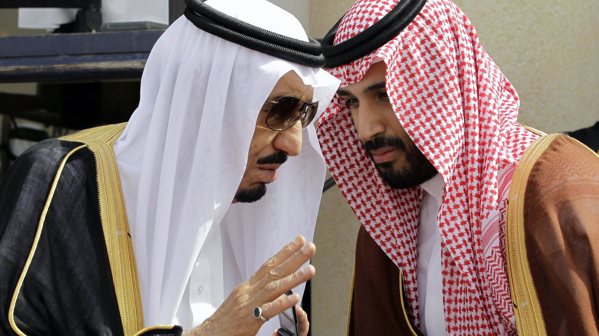 Der saudi-arabische König Salman spricht mit seinem Sohn Mohammed | Bildquelle: AP