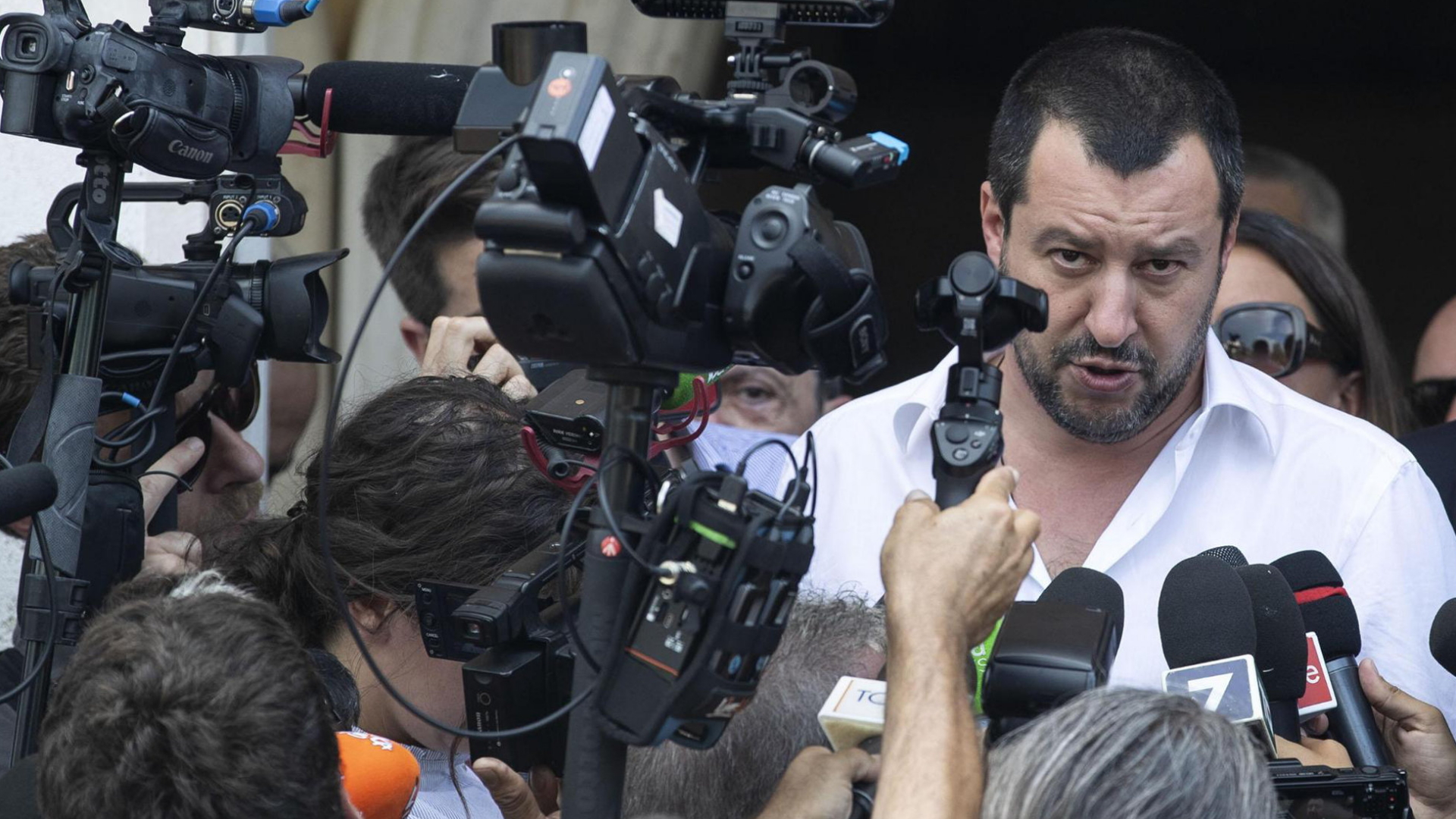 Matteo Salvini, Innenminister von Italien, spricht zu Journalisten. | dpa