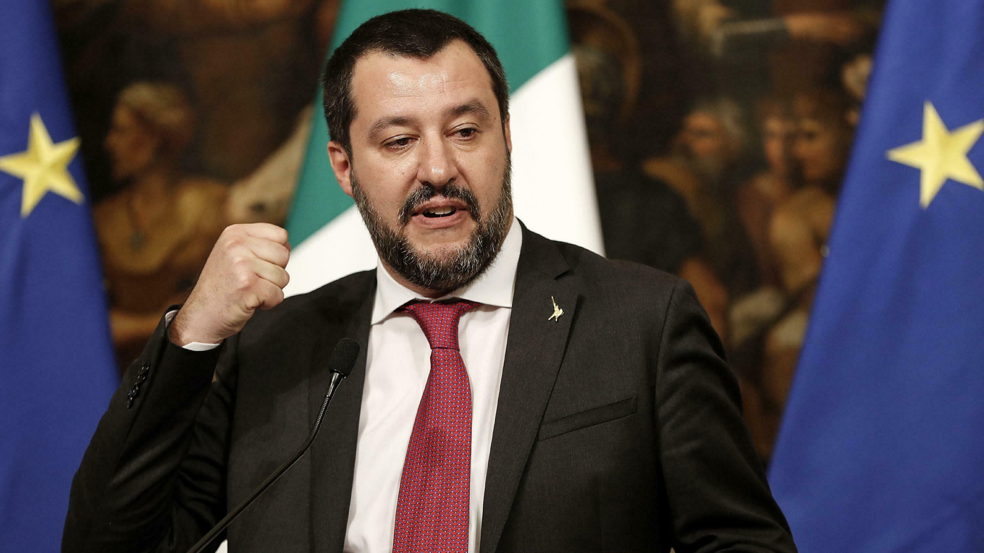 Italiens Innenminister und Vizepremier Matteo Salvini gestikuliert bei einer Pressekonferenz (Archivbild). | Bildquelle: AP