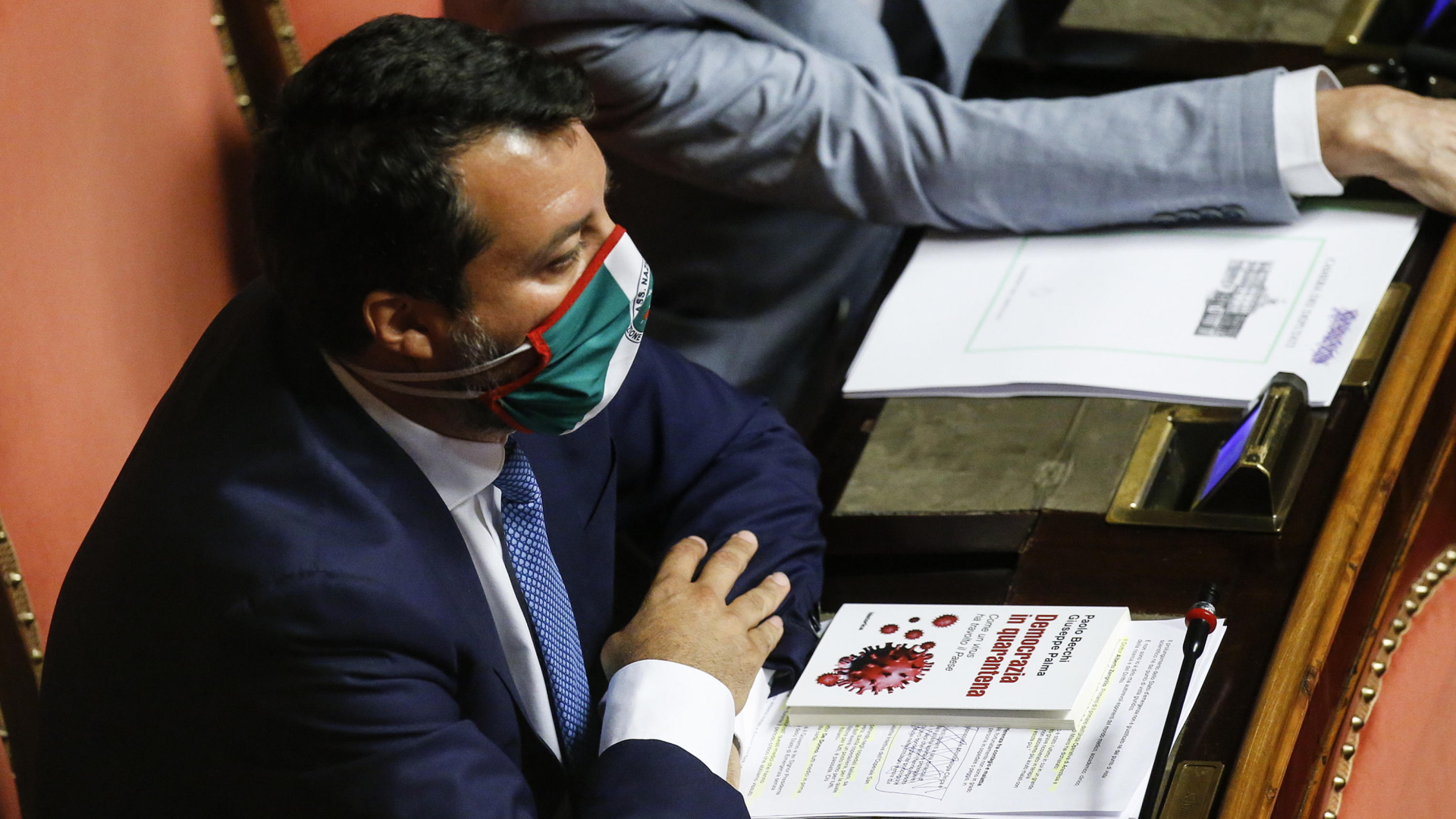 Matteo Salvini im Parlament mit Mundschutz in den Farben der italienischen Flagge | Bildquelle: FABIO FRUSTACI/EPA-EFE/Shutterst
