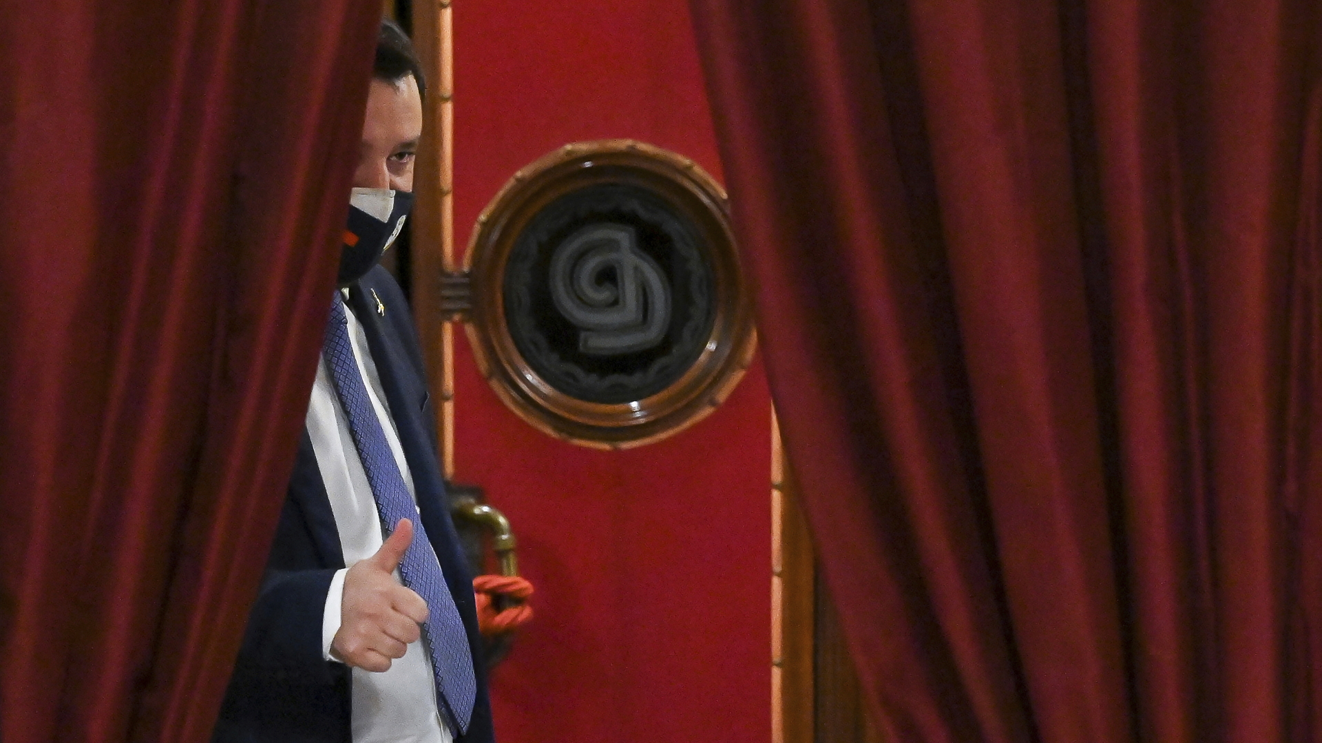  Matteo Salvini, Parteichef der rechten Lega, zeigt einen Daumen nach oben, bevor er sich vor den Journalisten äußert. I | dpa