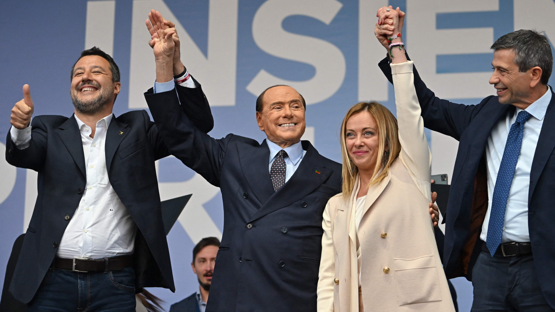 Matteo Salvini, Silvio Berlusconi und Giorgia Meloni gemeinsam auf der Bühne | AFP