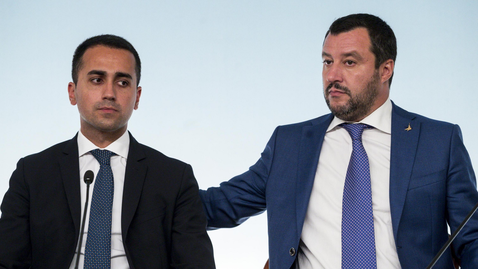 Die italienischen Minister di Maio und Salvini während einer Pressekonferenz. | dpa