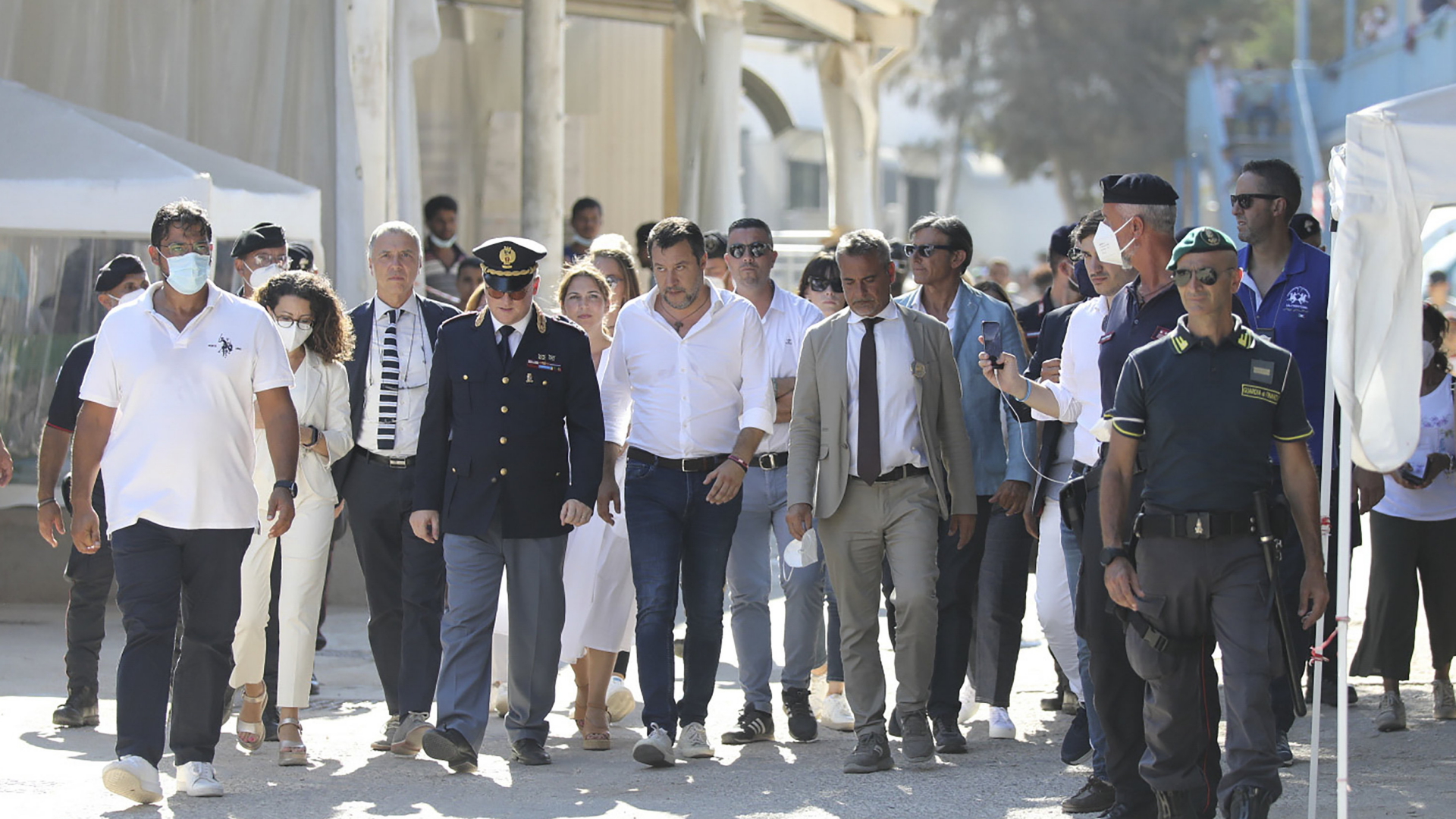 Matteo Salvini (Mitte) und Begleitung gehen durch Flüchtlingsunterkünfte auf Lampedusa (Italien) | AP