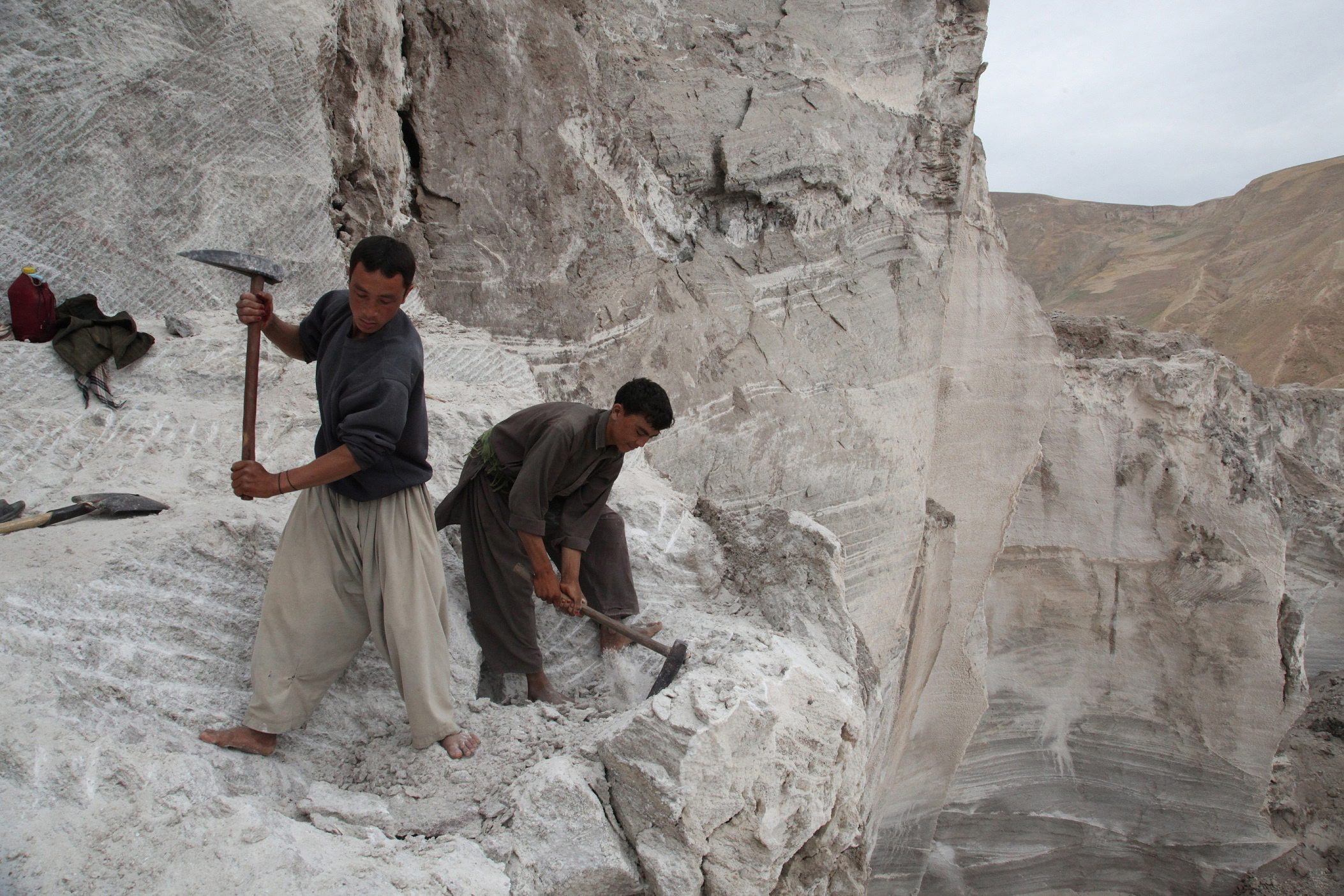 Arbeiter in einer afghanischen Salzmine | picture alliance / dpa