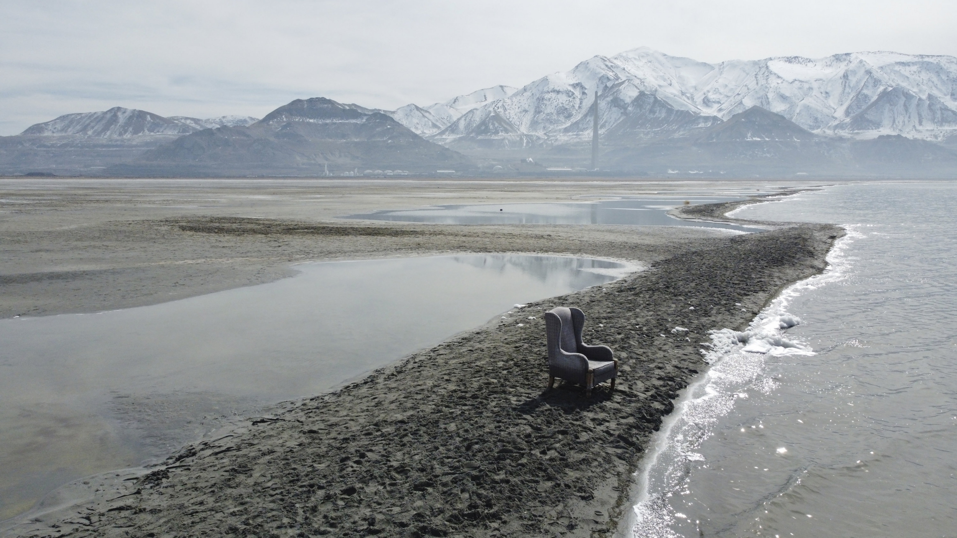 Ein Stuhl steht auf einer Sandbank in dem Großen Salzsee im US-Bundesstaat Utah (Archivbild). | AP