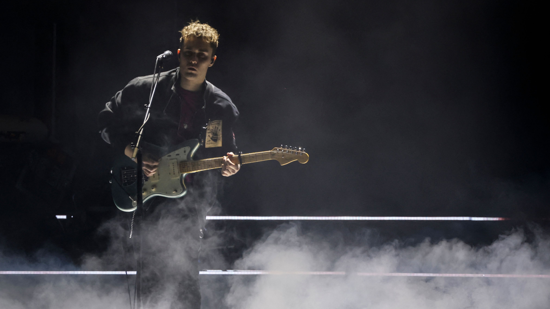 Sam Fender, Preisträger als Best Alternative/Rock, spielt bei der Verleihung der Brit Awards am Dienstagabend in London. | AFP
