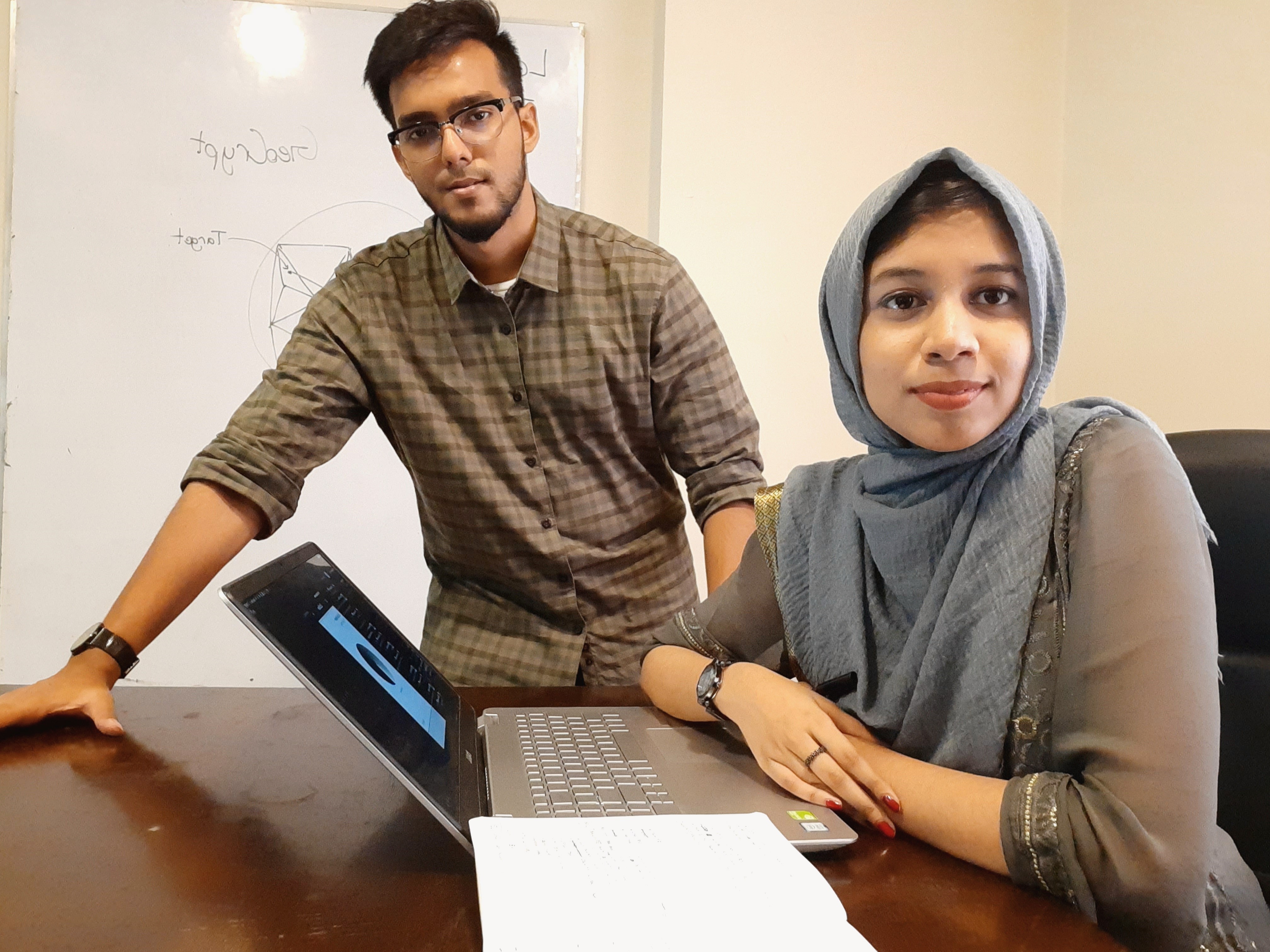 Die Gründer des Start-ups "Bonton Connect", Samiha Tahsin (r.) und Omran Jamal | Shebab Sumon