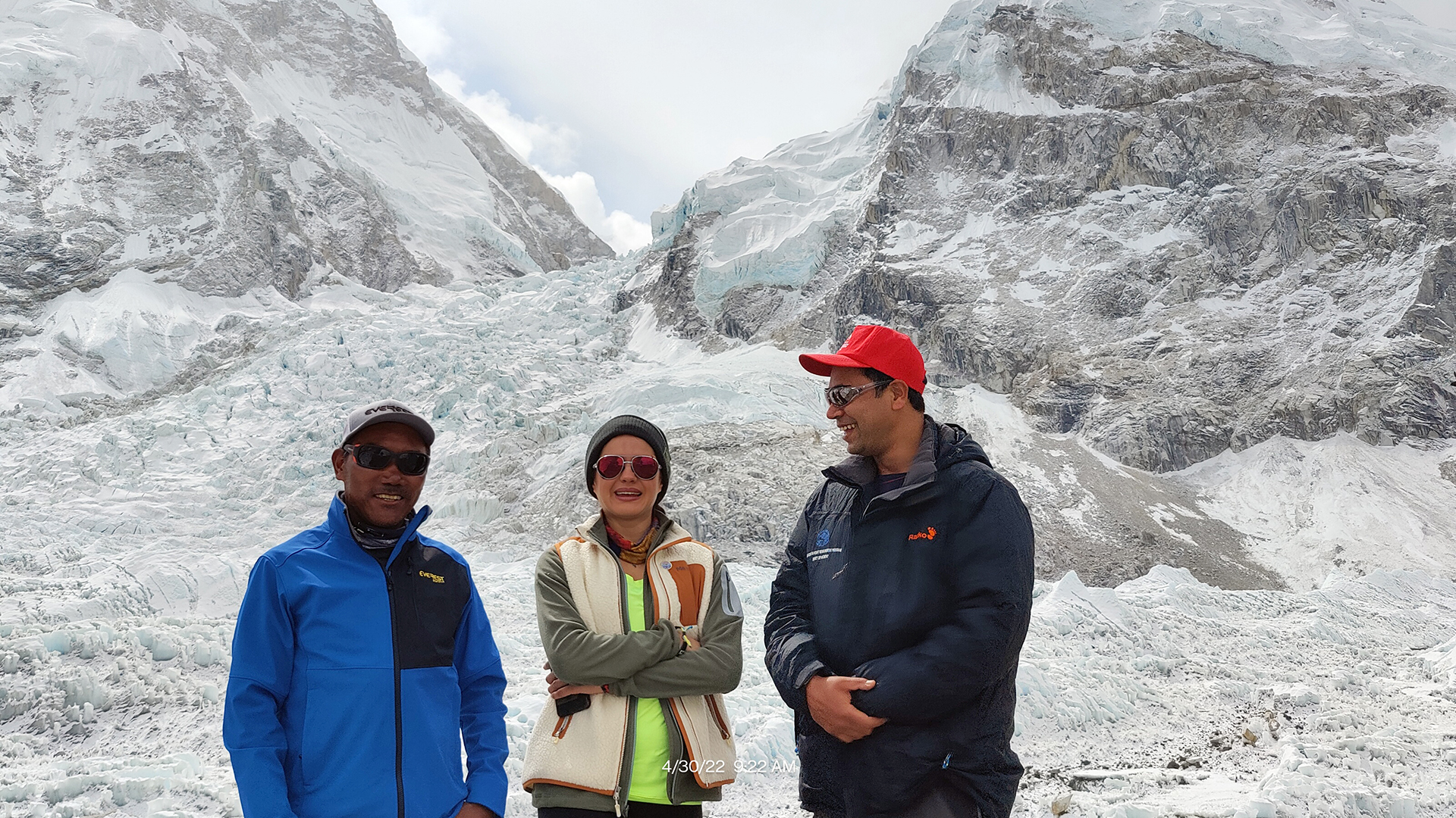Antonina Samoilova steht mit Kami Rita Sherpa und Khimlal Gautam im Basislager am Mount Everest. | dpa