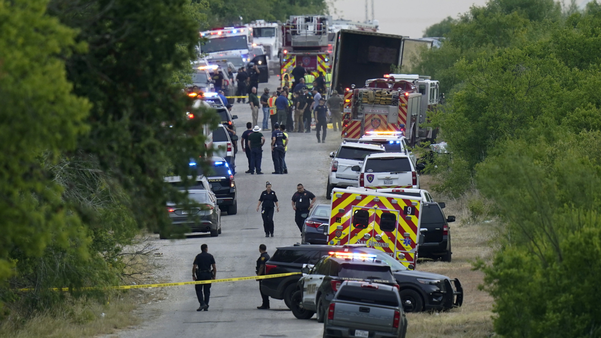 Rettungskräfte untersuchen einen Lastwagen in einem abgelegenen Gebiet der US-Stadt San Antonio. | AP