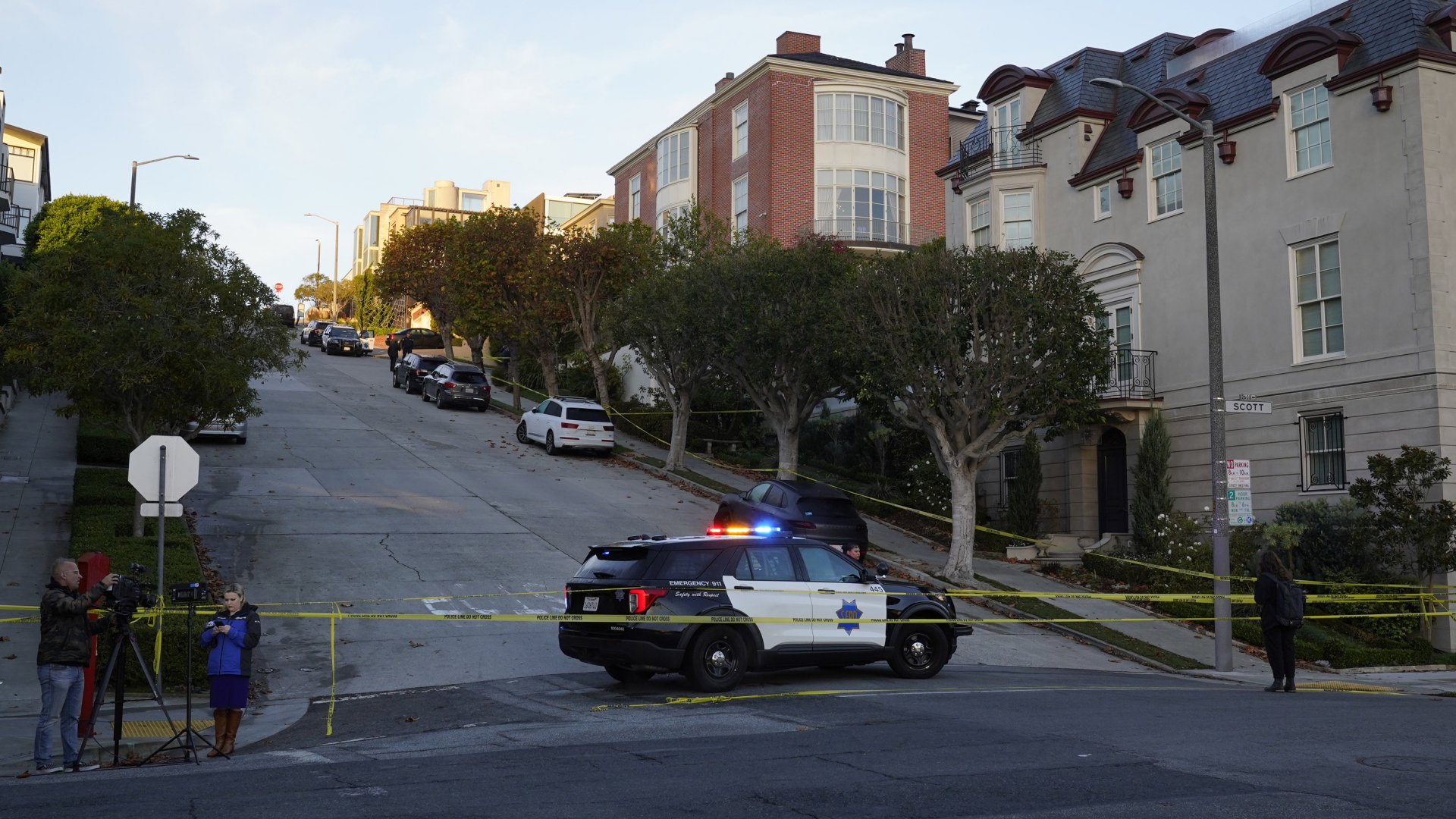 Polizisten sperren in San Francisco (USA) eine Straße ab, in der die Politikerin Pelosi wohnt. | AP