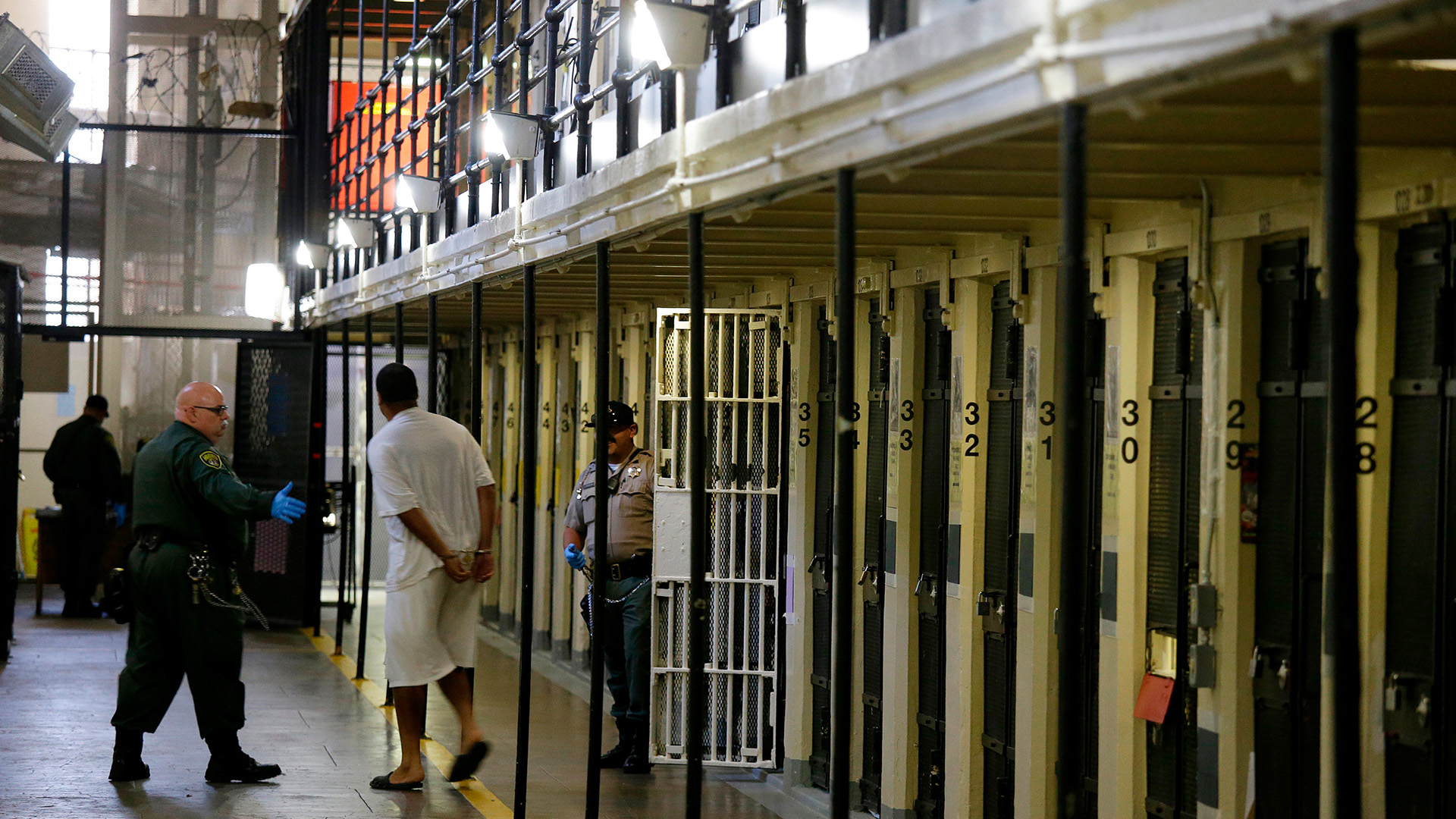 Ein Gefangener wird im San Quentin Gefängnis aus seiner Zelle gebracht.