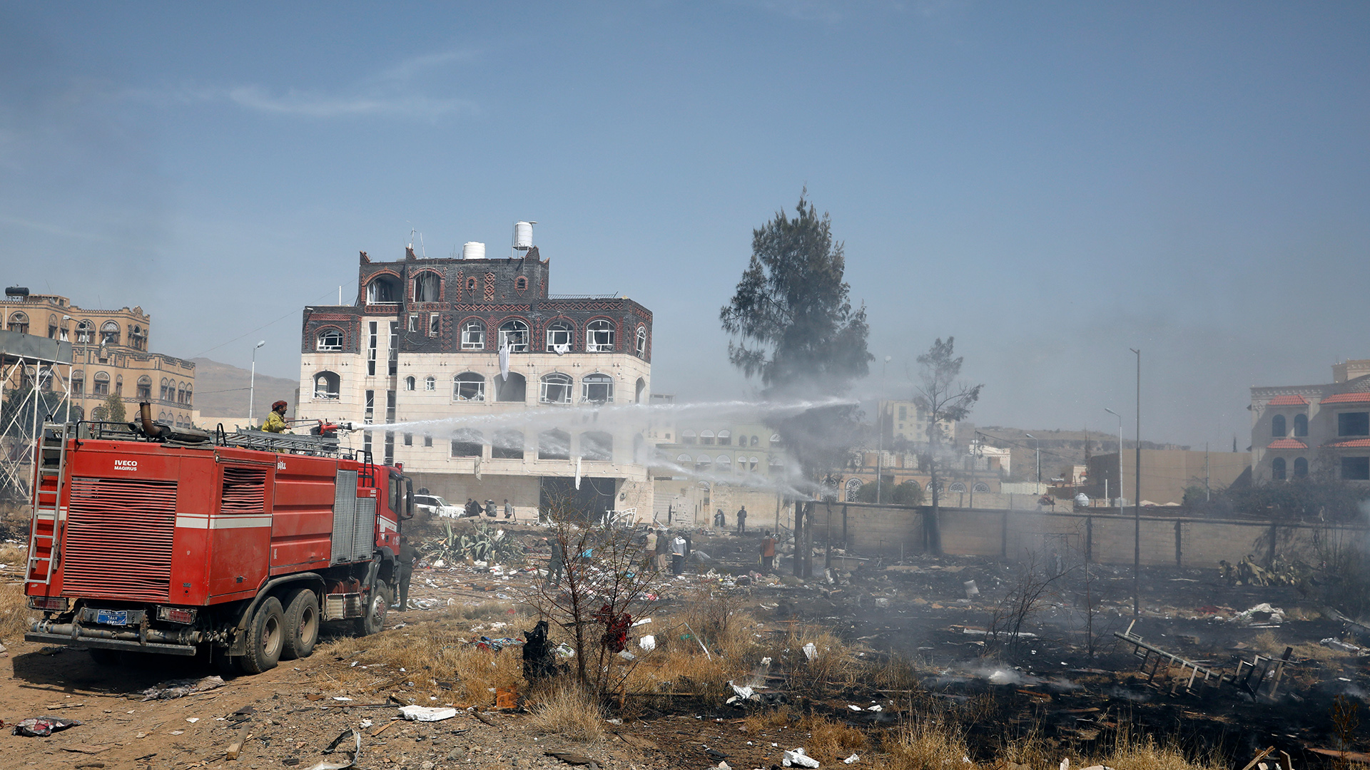 Löscharbeiten an zwei durch Luftangriffe zerstörten Häusern in Sanaa. | EPA