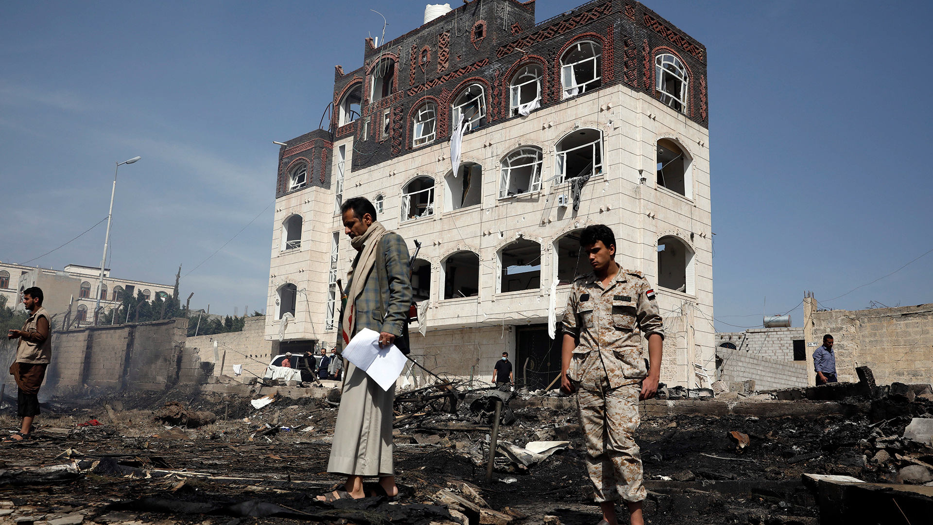 Jemeniten inspizieren den Ort, an dem saudi-geführte Luftangriffe auf zwei Häuser stattfanden, Sanaa. | EPA