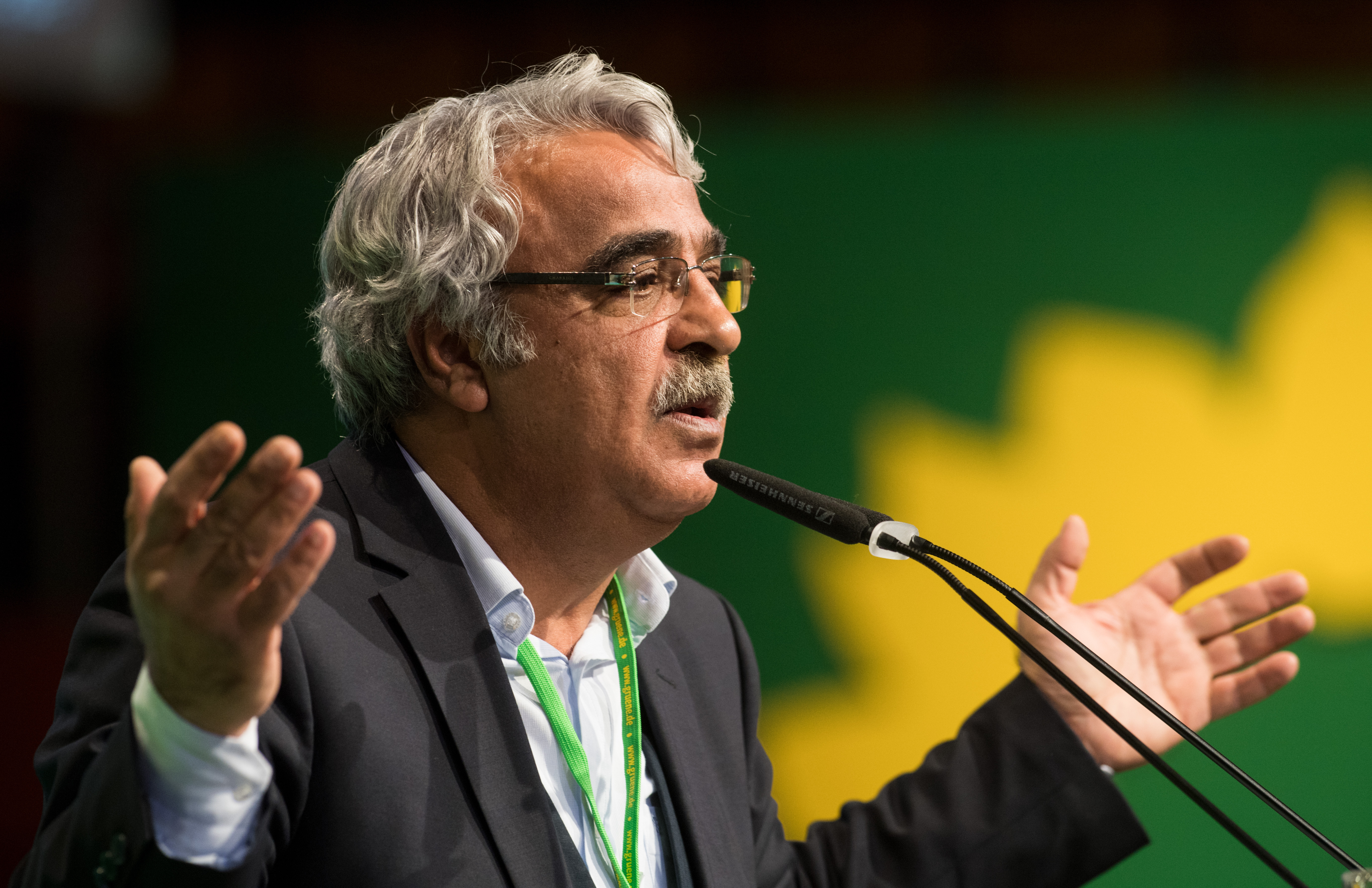 Der Co-Vorsitzende der prokurdischen Partei HDP, Sancar, bei einer Rede auf dem Parteitag der Grünen im Jahr 2016 | picture alliance / dpa