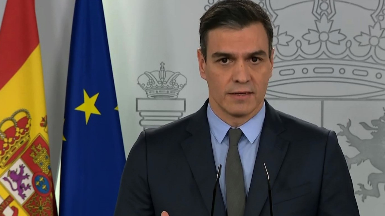 Spaniens Ministerpräsident Pedro Sánchez hält eine Ansprache im Fernsehen. | Bildquelle: EFE/EPA-EFE/Shutterstock