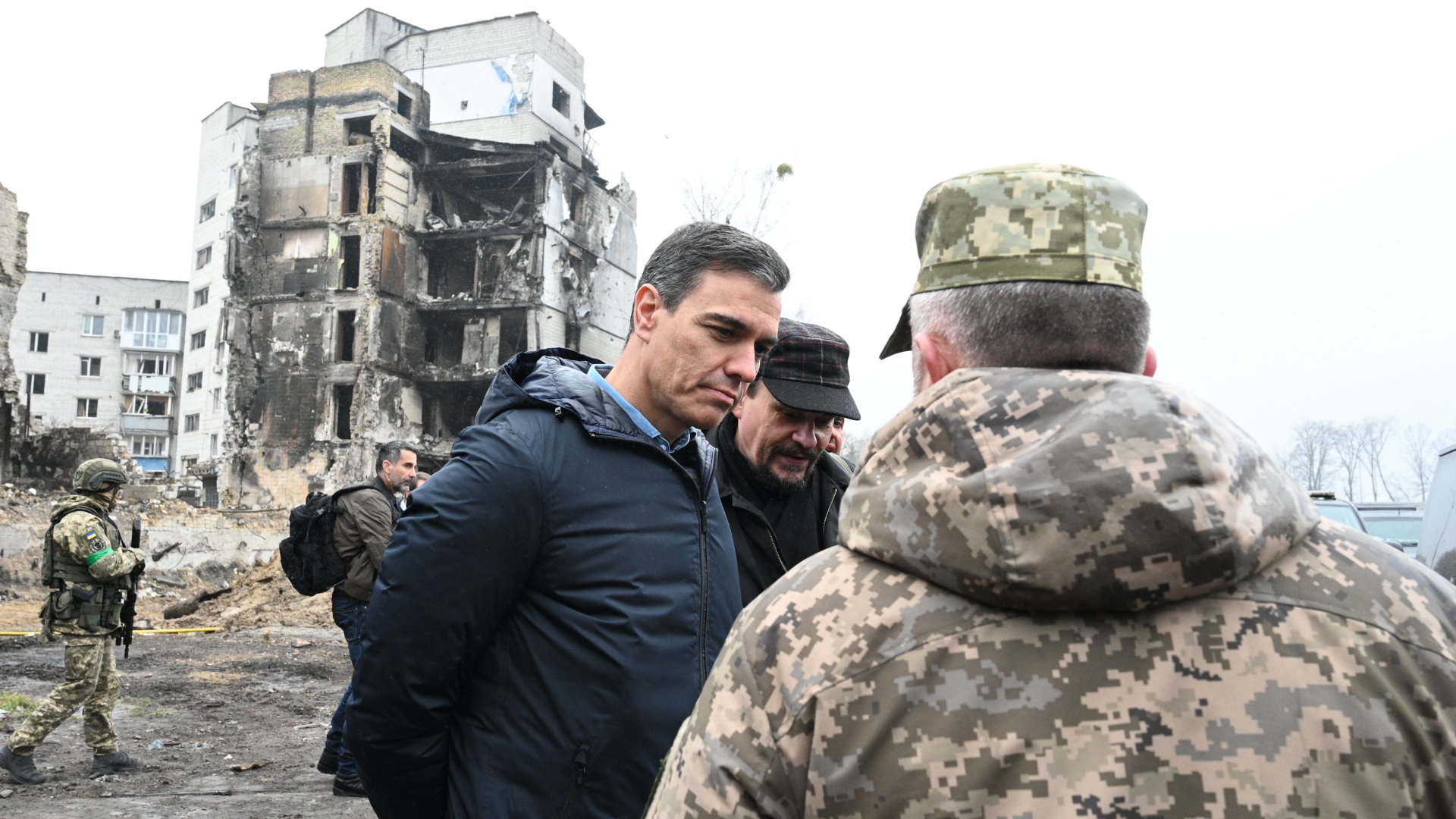 Spaniens Ministerpräsident Pedro Sánchez  spricht mit einem Soldat während seines Besuchs in der Stadt Borodjanka.  | dpa