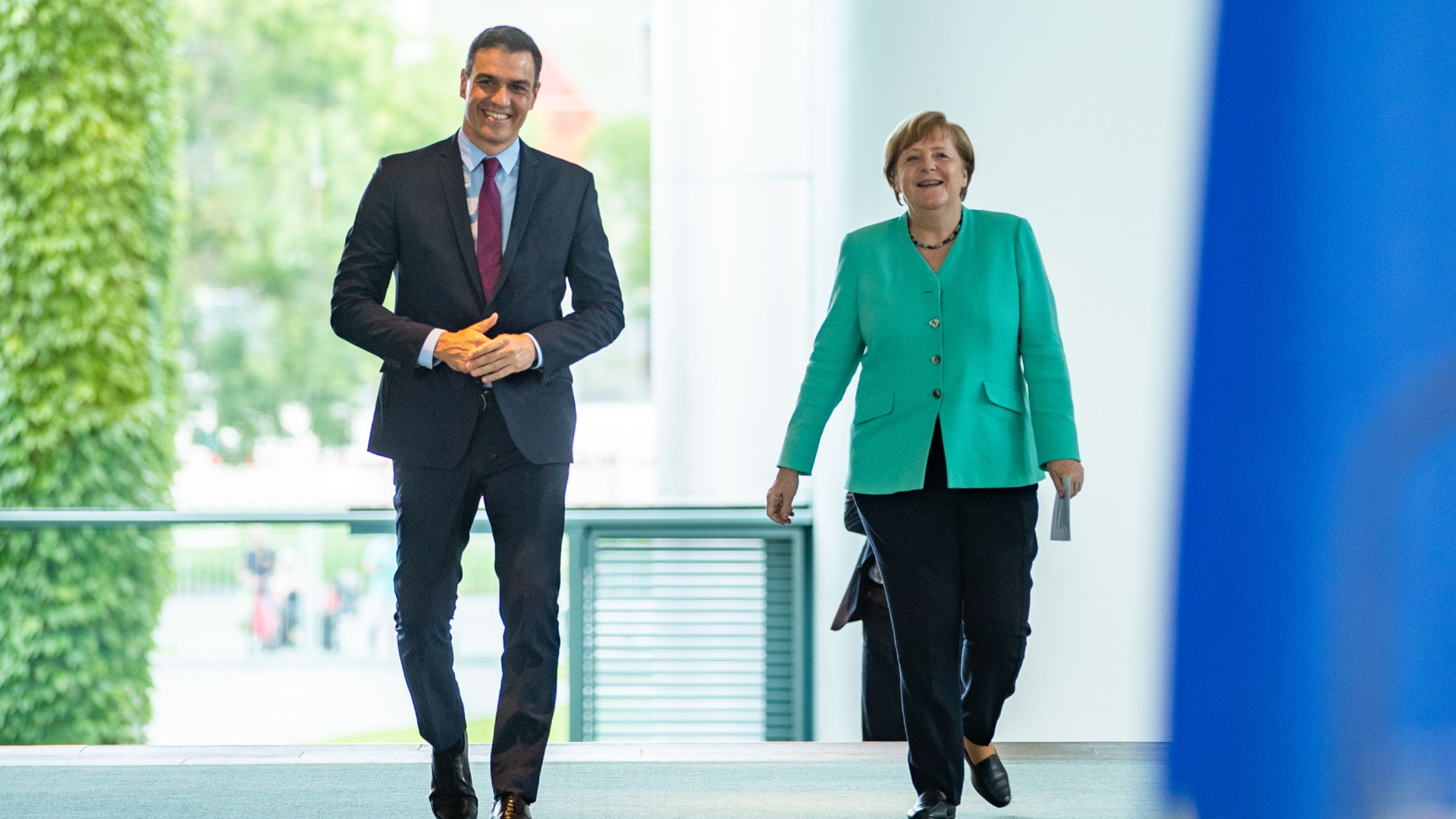Der spanische Ministerpräsident Pedro Sánchez äußert sich gemeinsam mit Bundeskanzlerin Angela Merkel bei einer Pressekonferenz in Berlin Mitte Juli 2020. | HAYOUNG JEON/POOL/EPA-EFE/Shutte