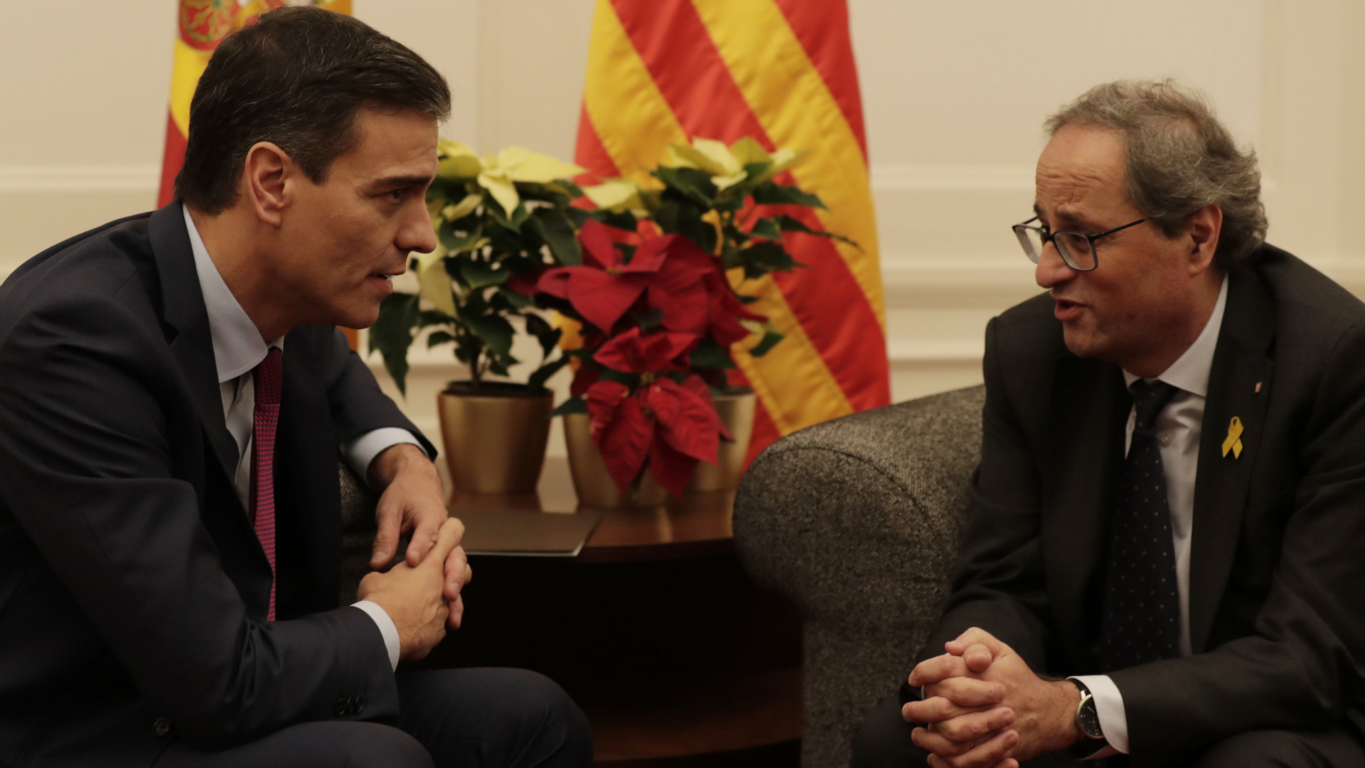 Spaniens Ministerpräsident Sanchez (links) und Kataloniens Regionalpräsident Quim Torra im Gespräch. | Bildquelle: AP