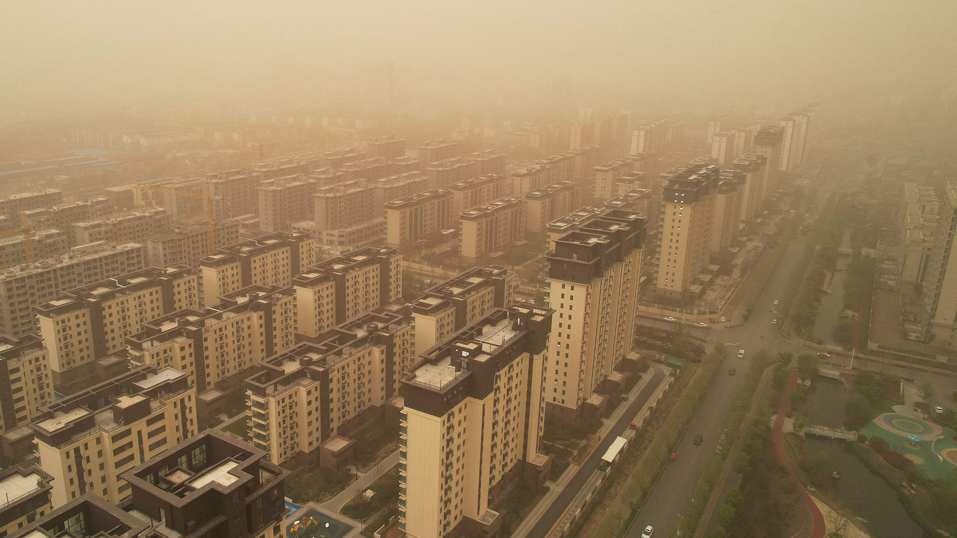 Schwerer Sandsturm über dem Norden Chinas