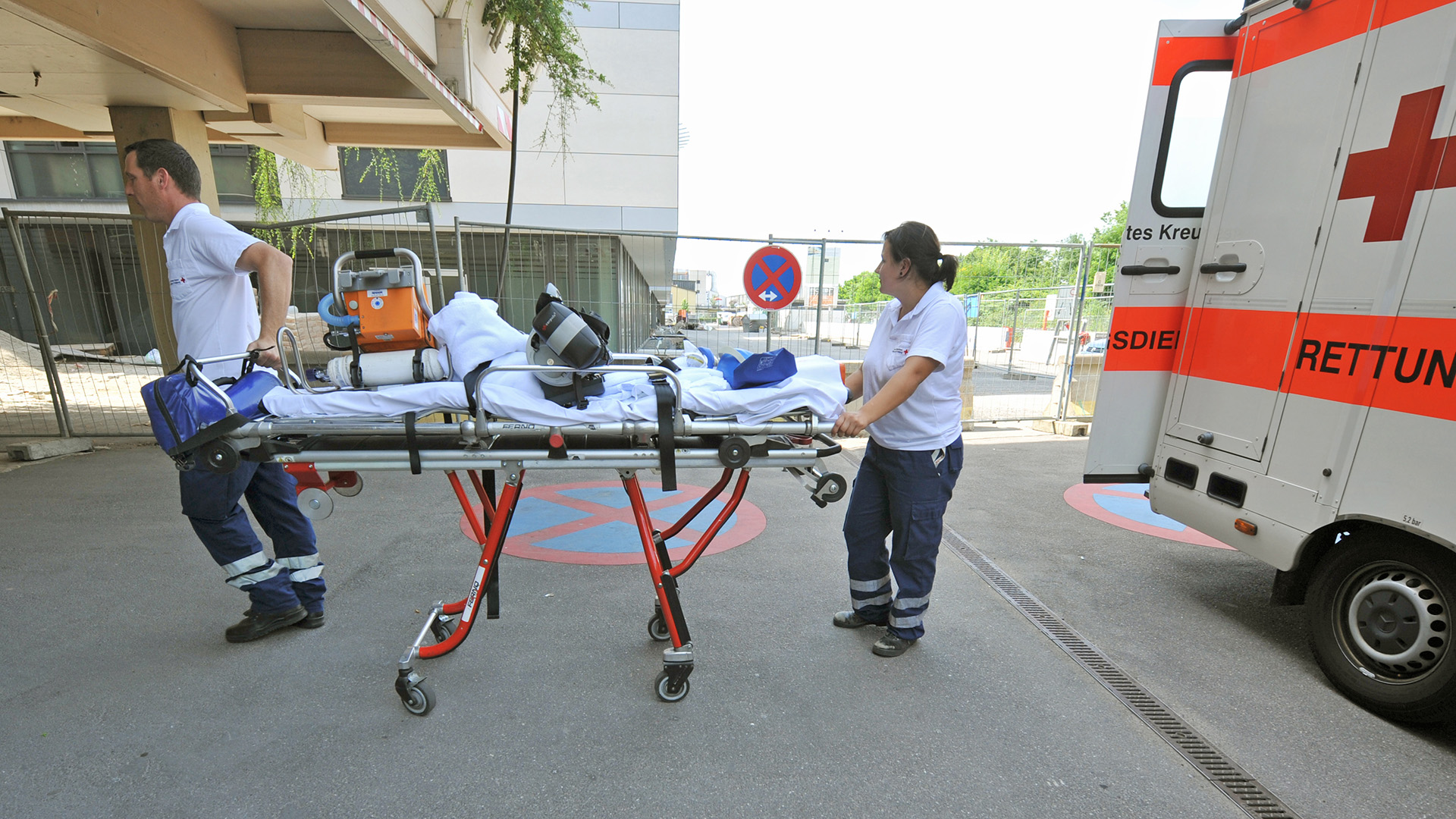 Sanitäter schieben vor der Uni-Klinik in Freiburg eine Trage | picture-alliance / Patrick Seege