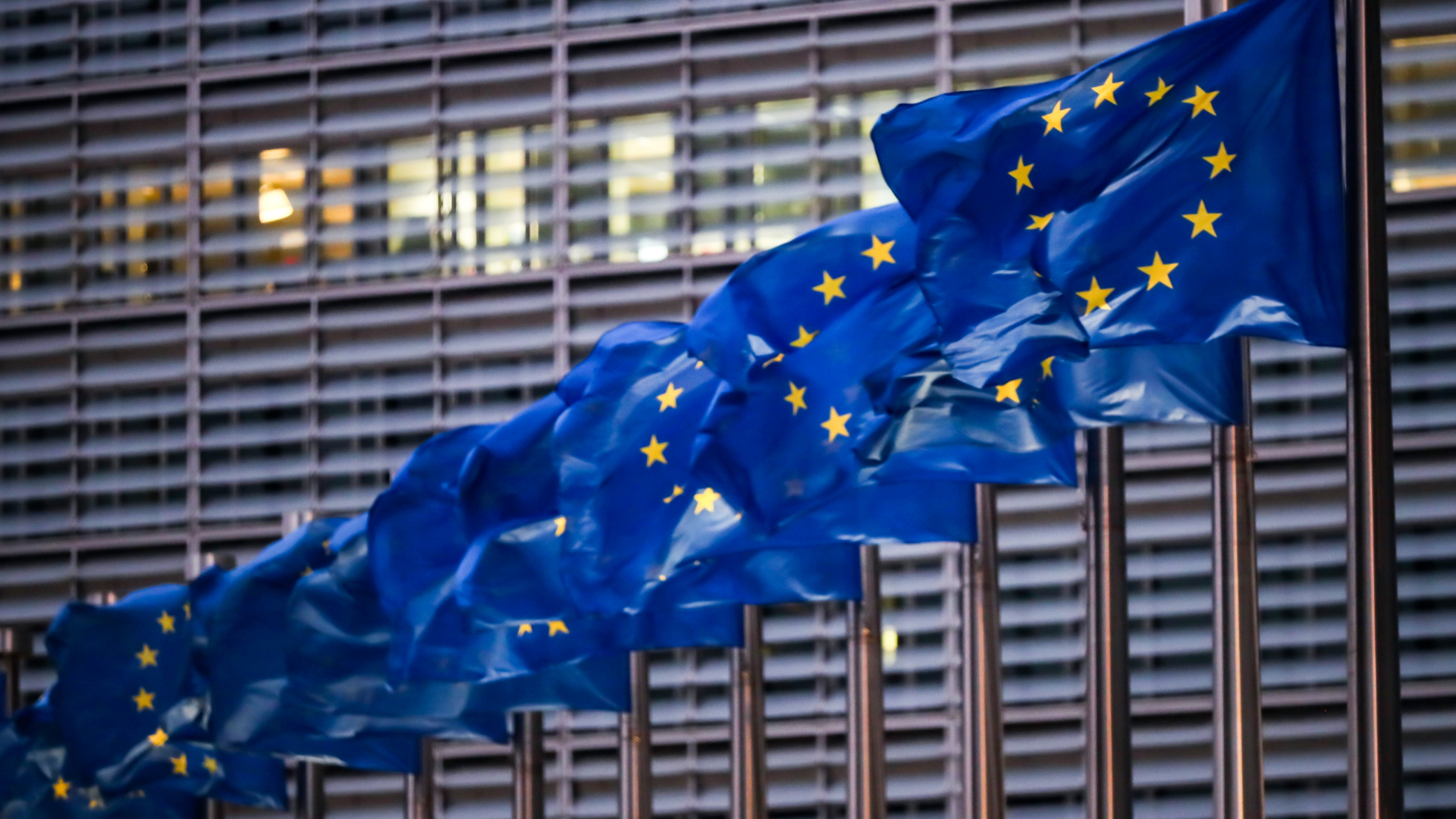 Europaflaggen wehen vor dem Sitz der EU-Kommission | dpa