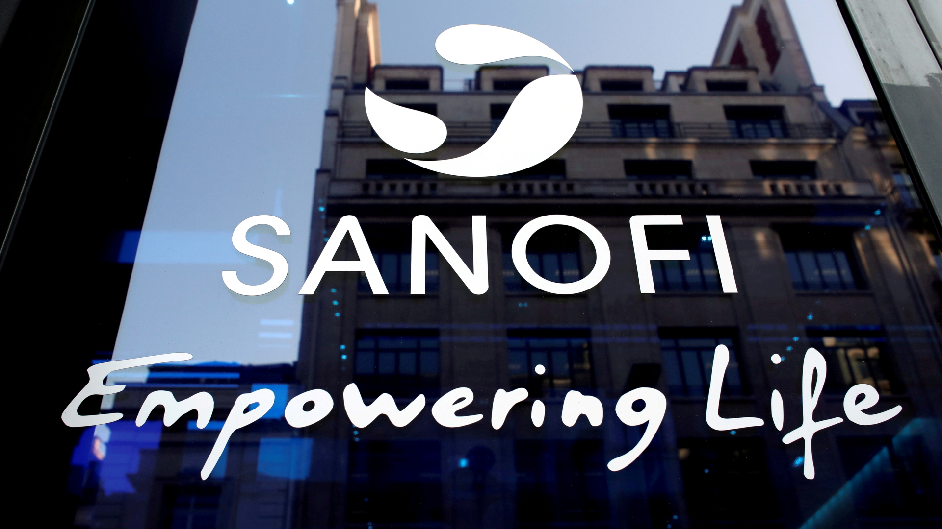 Das Logo von Sanofi am Firmensitz in Paris | REUTERS