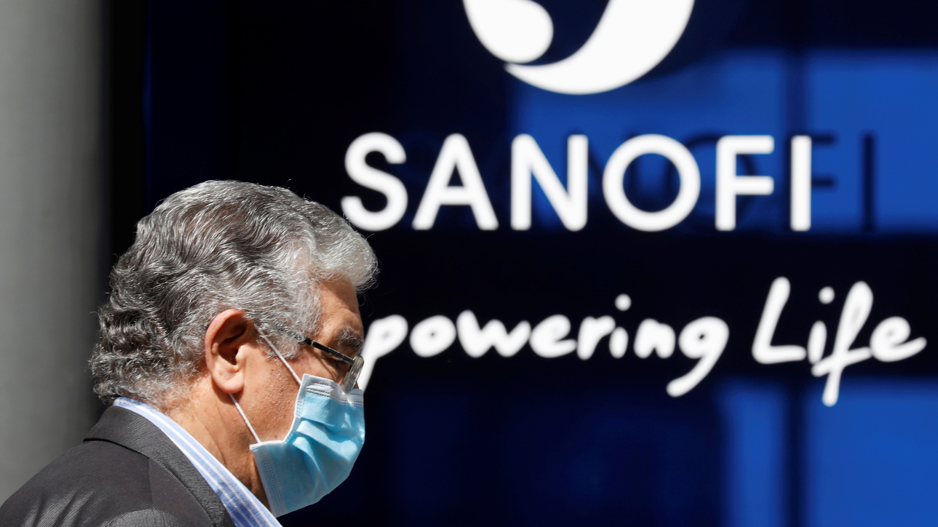 Ein Mann geht am Firmensitz von Sanofi in Paris vorbei.  | REUTERS