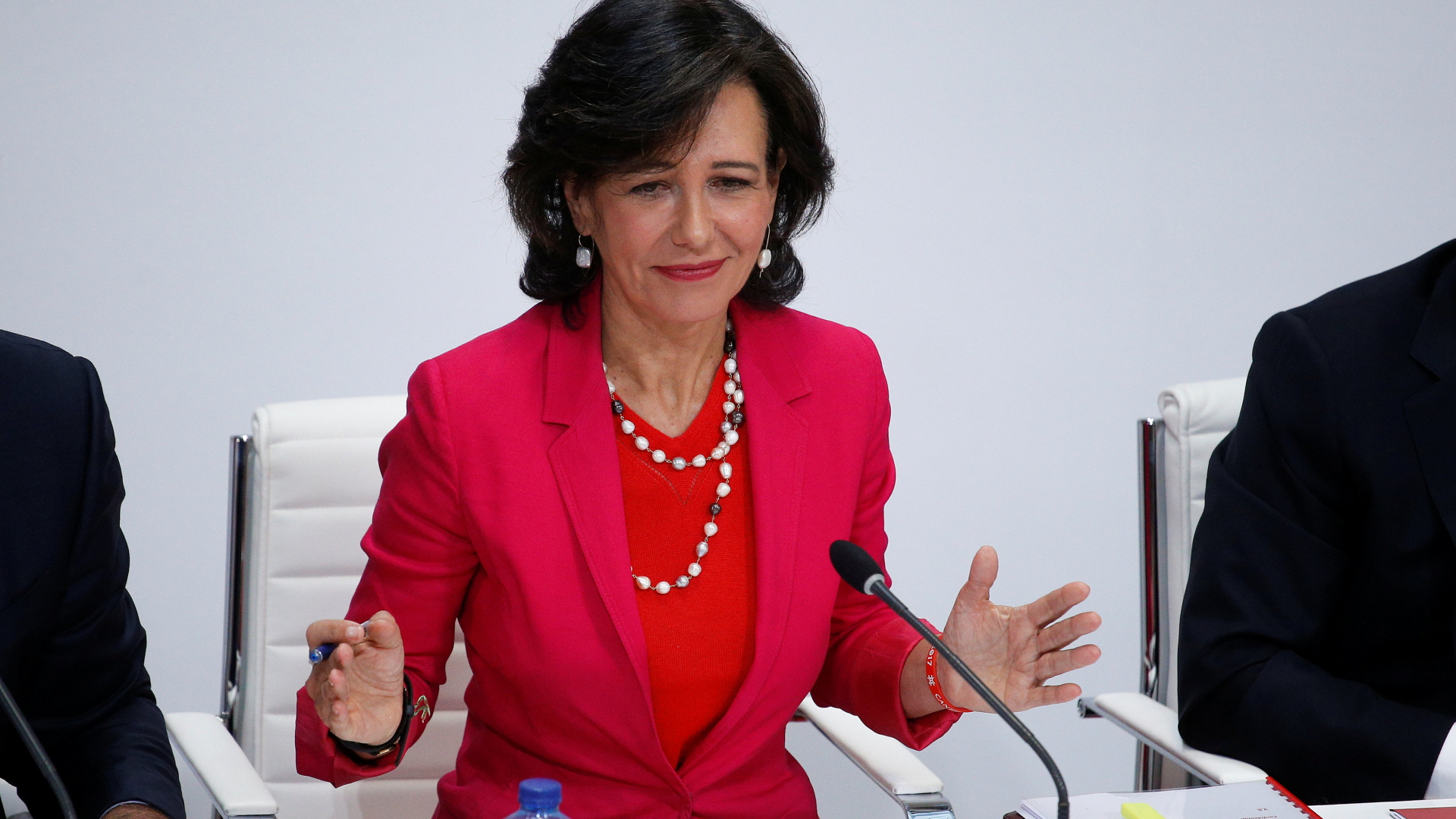 Die Vorstandsvorsitzende der Santander Bank, Ana Botin, kündigt die Übernahme der Banco Popular für einen Euro an.  | REUTERS