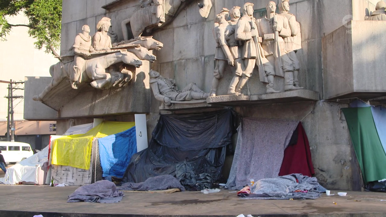 Obdachlose schlafen in Decken eingehüllt auf einer Straße in Sao Paulo. | ARD Rio de Janeiro