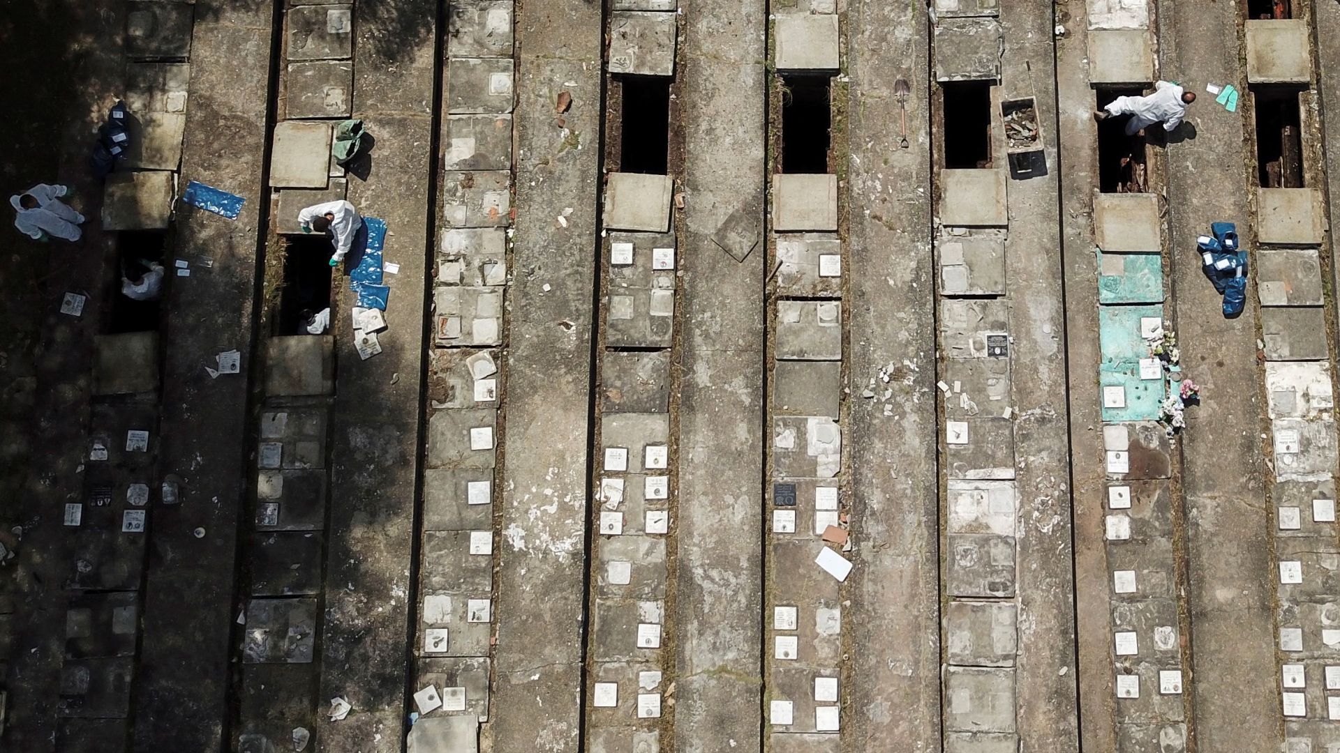 In Sao Paulo werden alte Gräber exhumiert aus Platzmangel für neue Covid-19-Tote | REUTERS