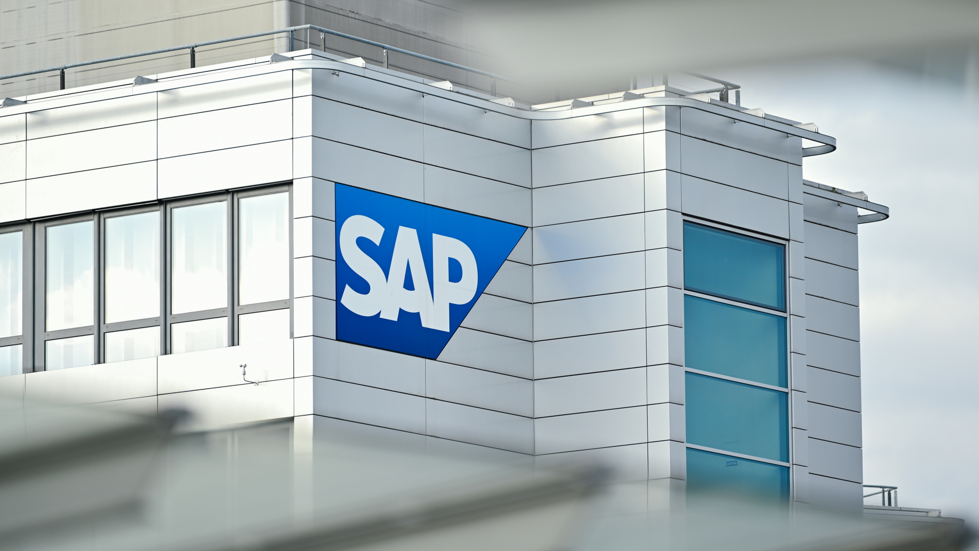 SAP-Logo an der Konzernzentrale in Walldorf | dpa