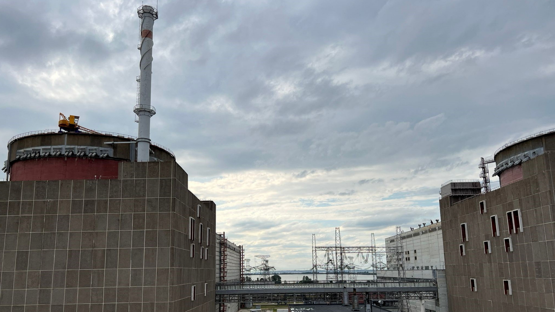 Después de una ola masiva de ataques: la central nuclear de Zaporizhia vuelve a funcionar
