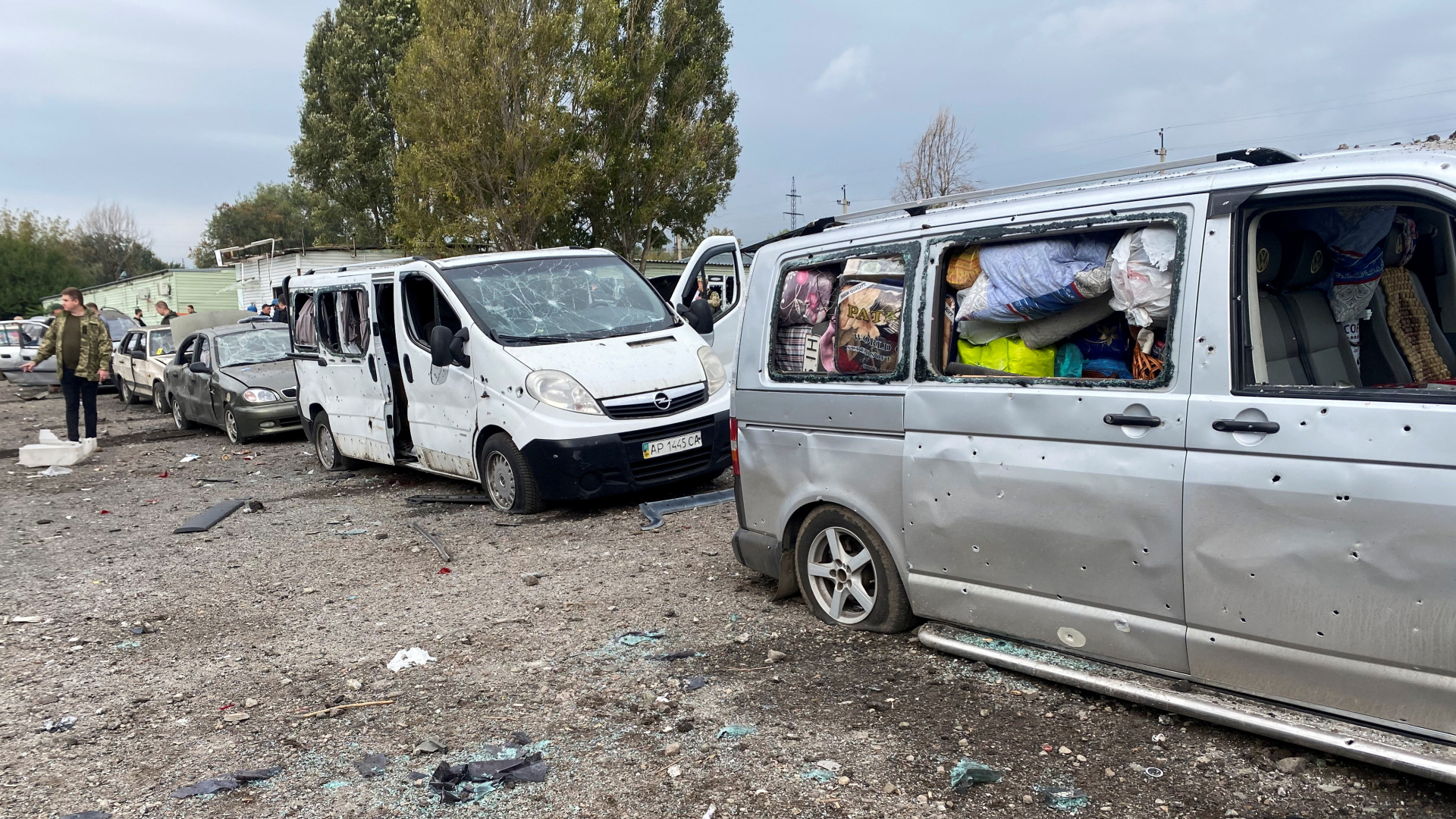Zerstörte Fahrzeuge nach einem Raketenangriff in Saporischschja | REUTERS