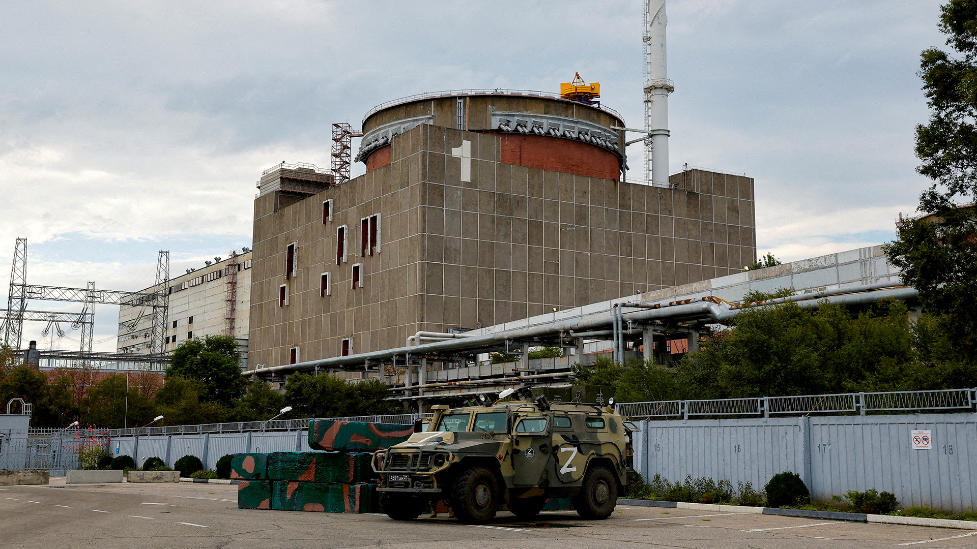 Ein gepanzerter russischer Geländewagen steht vor dem Kernkraftwerk Saporischschja. | REUTERS