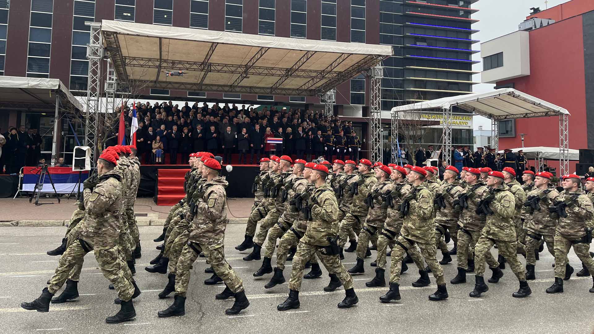 Bosnisch-serbische Einheiten beim Aufmarsch in Sarajevo | ARD Wien