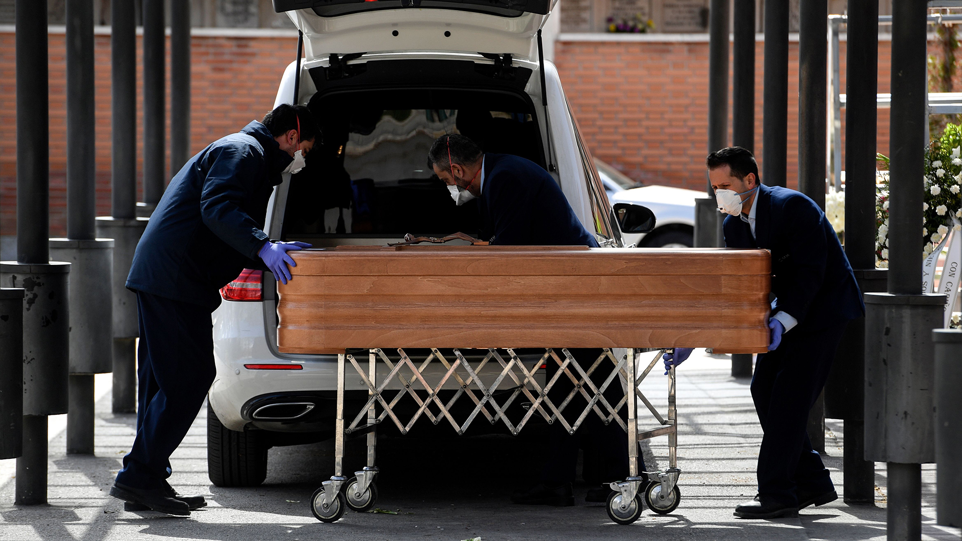 Ein Sarg wird auf dem Friedhof von Madrid gebracht | Bildquelle: AFP