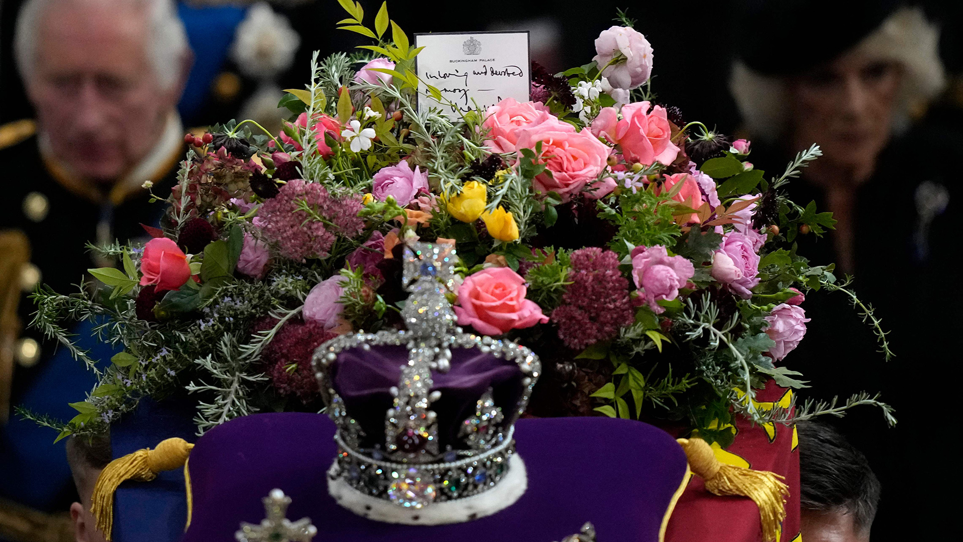 Auf dem Sarg der Queen sind Krone, Blumen und Abschiedsworte auf einer Karte von Sohn Charles zu sehen. | AFP