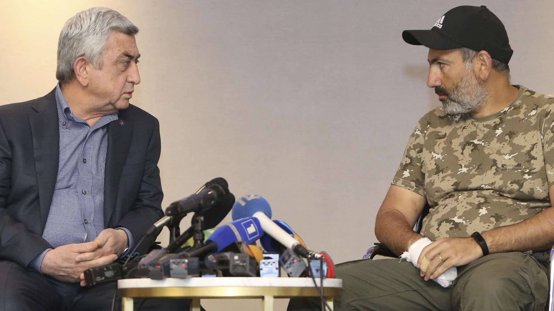 Regierungschef Sargsjan und Oppositionsführer Paschinjan | REUTERS