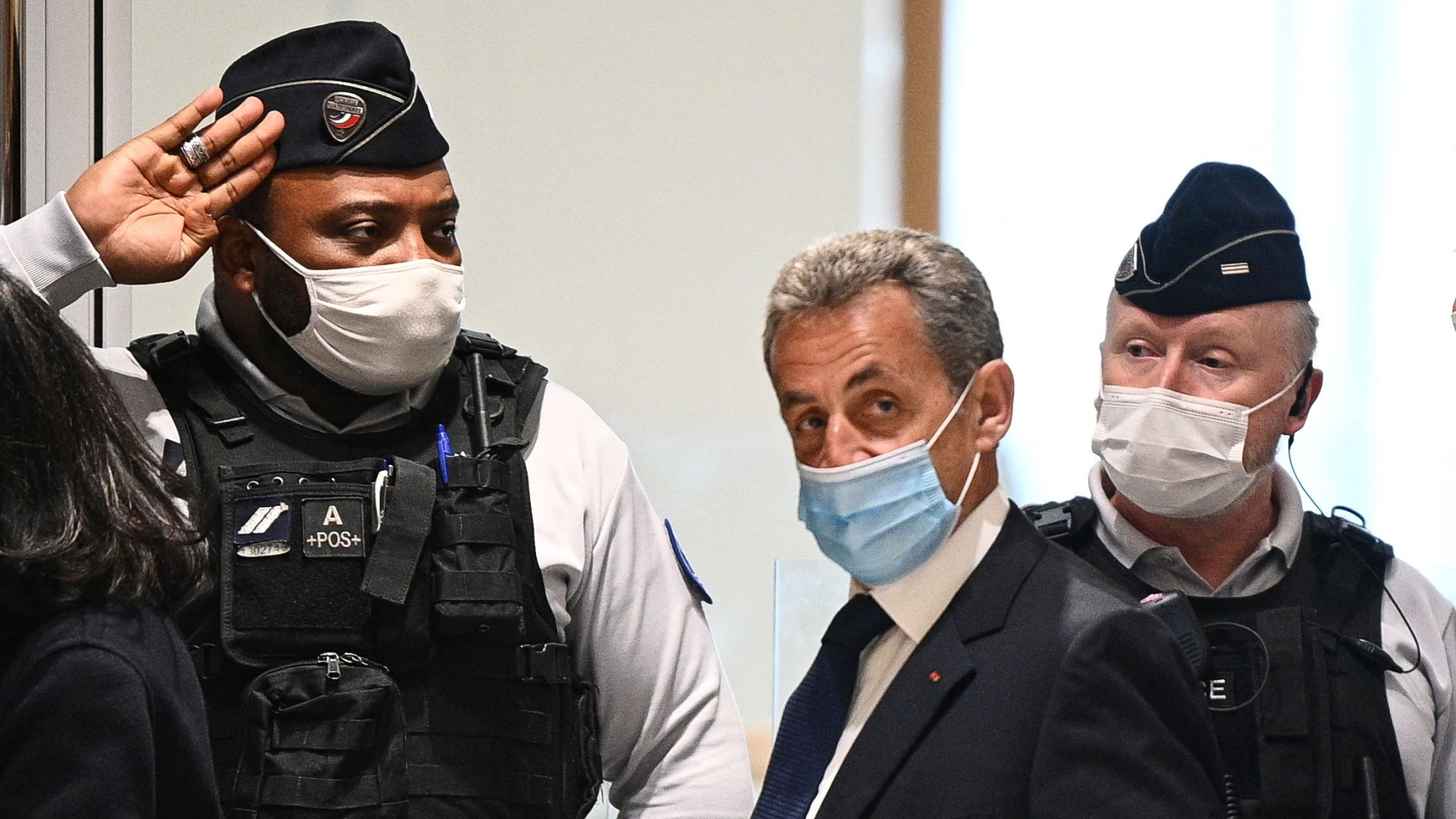 Sarkozy mit Sicherheitskräften im Gerichtsgebäude