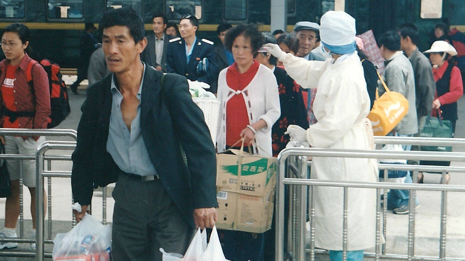 SARS-Pandemie 2013: Chinesisches medizinisches Personal kontrolliert die Temperatur der Menschen. (Archivbild: Mai 2003) | imago images/Hans Lucas