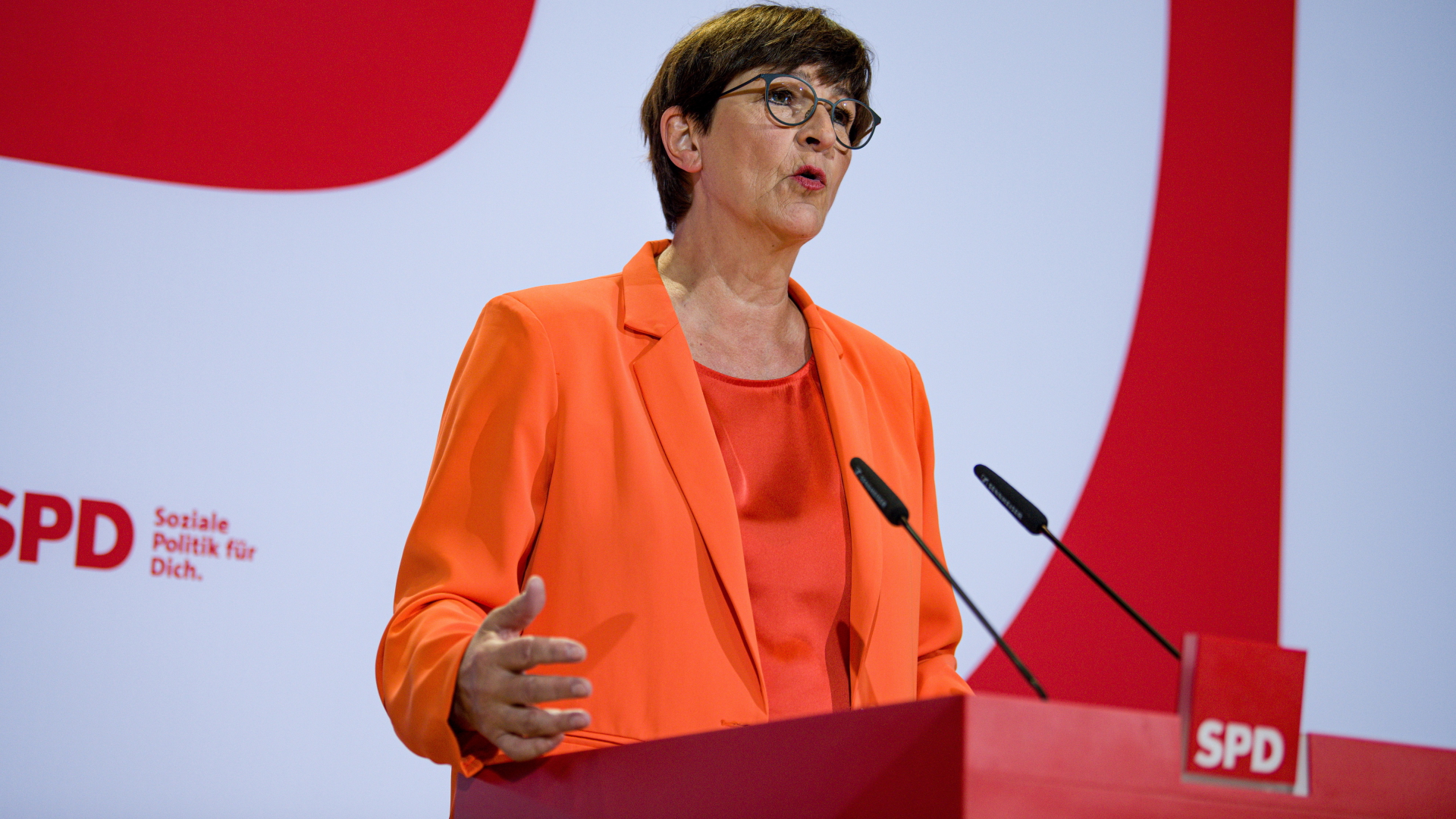 Die SPD-Vorsitzende Saskia Esken spricht bei einer Pressekonferenz in Berlin.