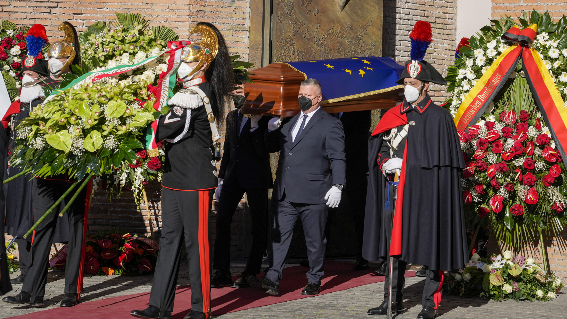 Der Sarg des verstorbenen EU-Parlamentspräsidenten David Sassoli wird nach Ende des Staatsbegräbnisses aus der Basilika in Rom getragen.  | dpa