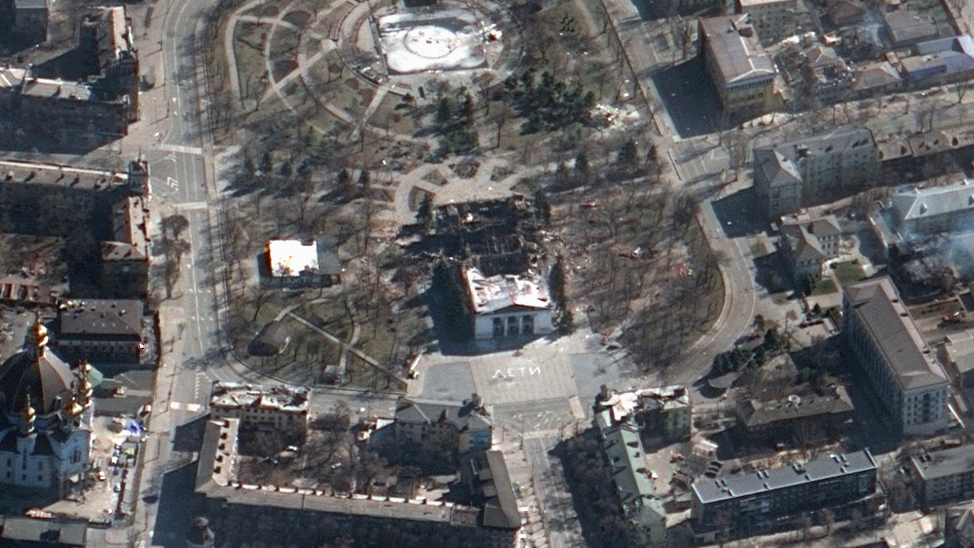 Das Satellitenbild zeigt das zerstörte Theater von Mariupol von oben. | AP